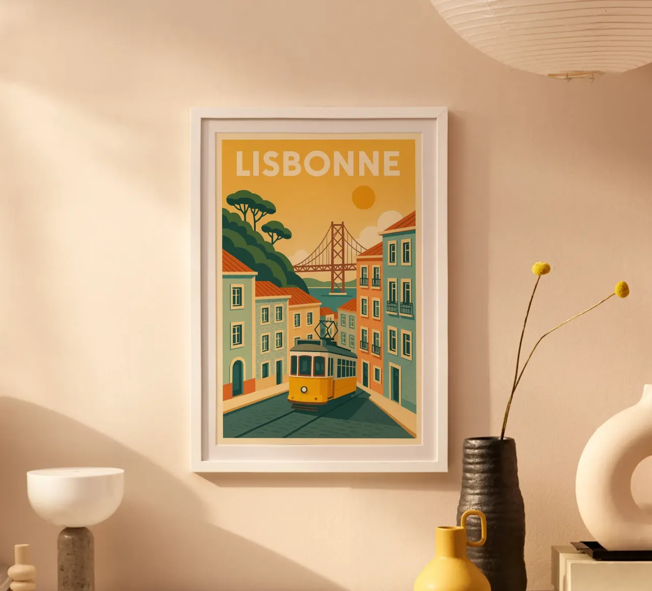 Poster d'epoca di LISBONA - Tram giallo e fascino portoghese poster con telaio in plastica da JETLAG | affiches voyage