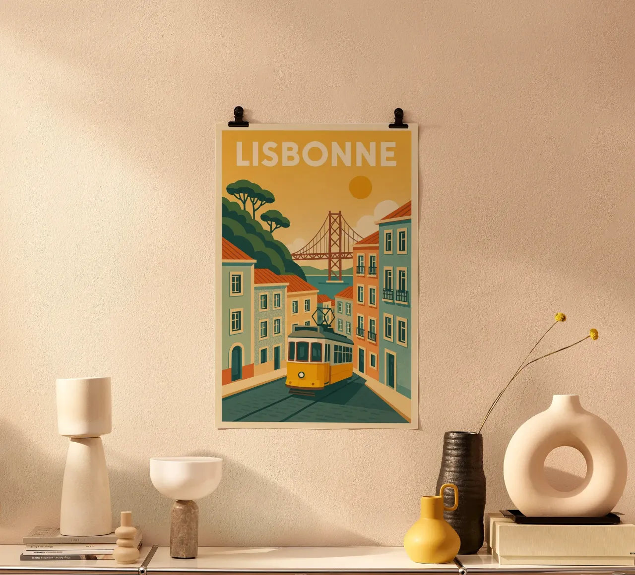 Poster d'epoca di LISBONA - Tram giallo e fascino portoghese poster con telaio in plastica da JETLAG | affiches voyage