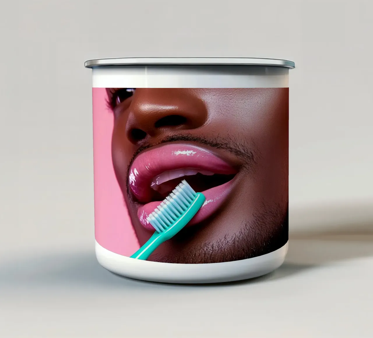 Gloss: Modern Beauty Close-Up tazza in smalto da Synthaira