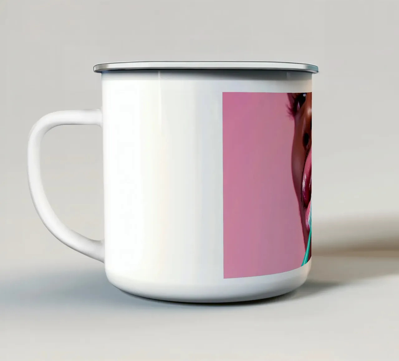 Gloss: Modern Beauty Close-Up tazza in smalto da Synthaira