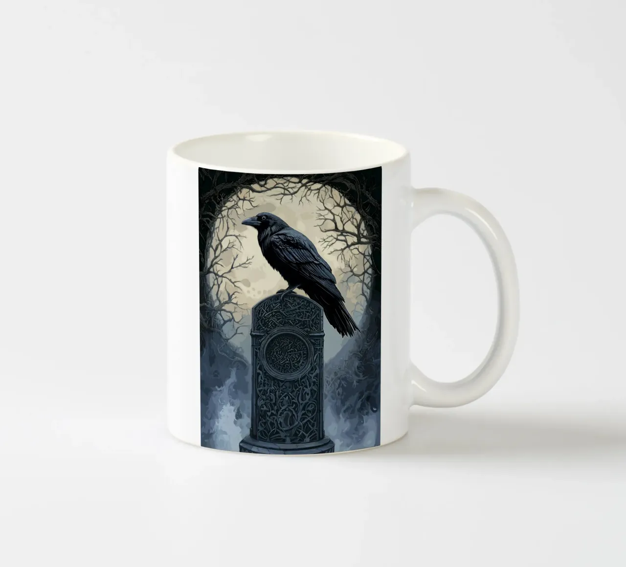 Corvo su una vecchia lapide tazza in ceramica da pixelbull - medieval art and more