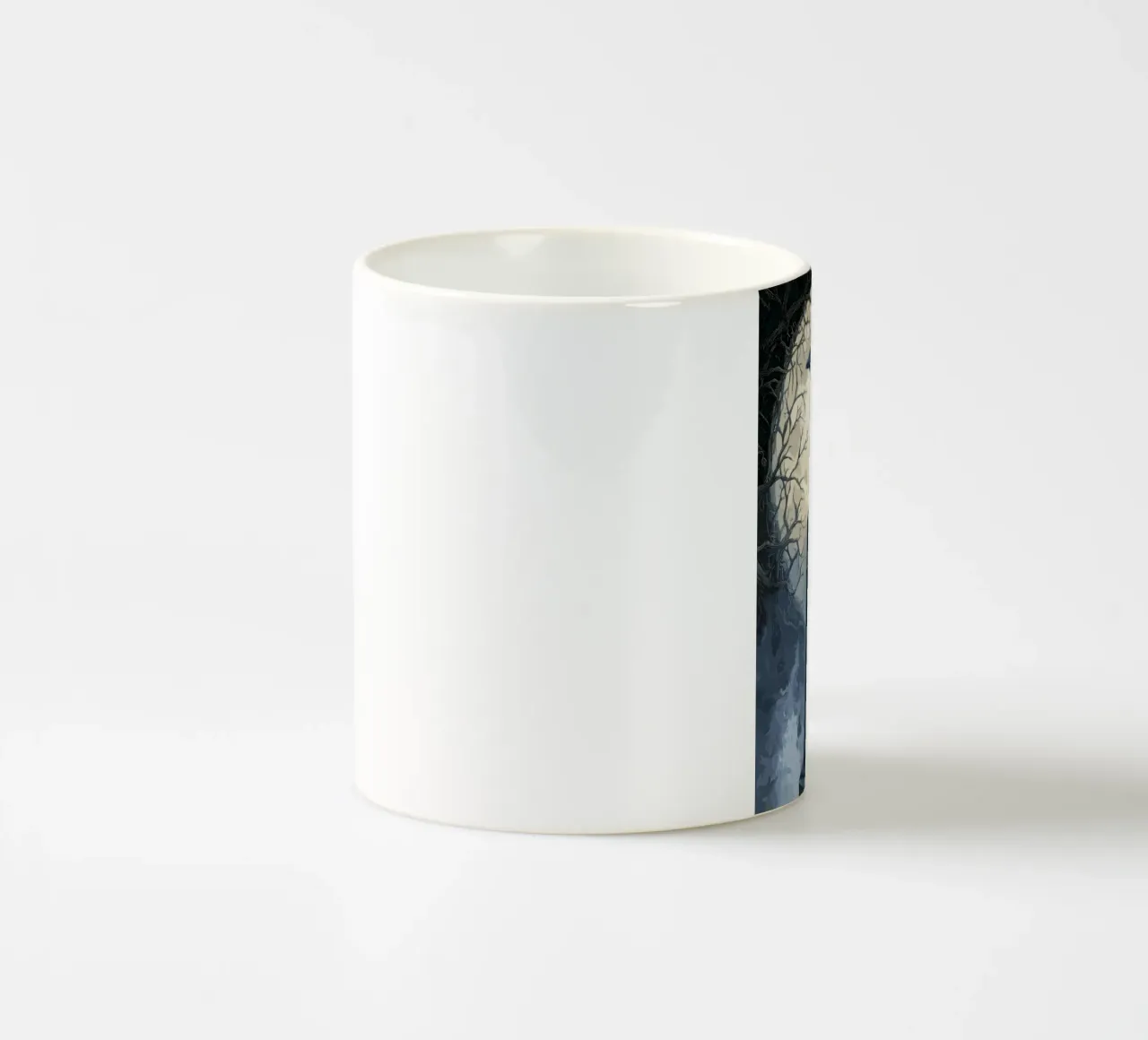 Corvo su una vecchia lapide tazza in ceramica da pixelbull - medieval art and more