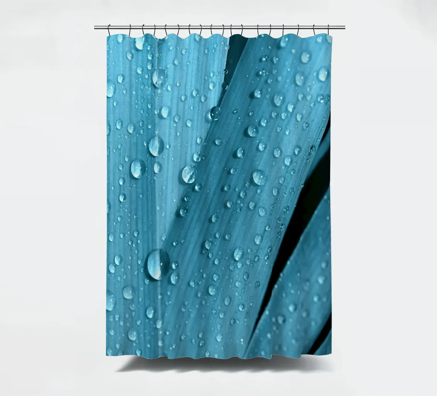 Wassertropfen Duschvorhang von Atteloi