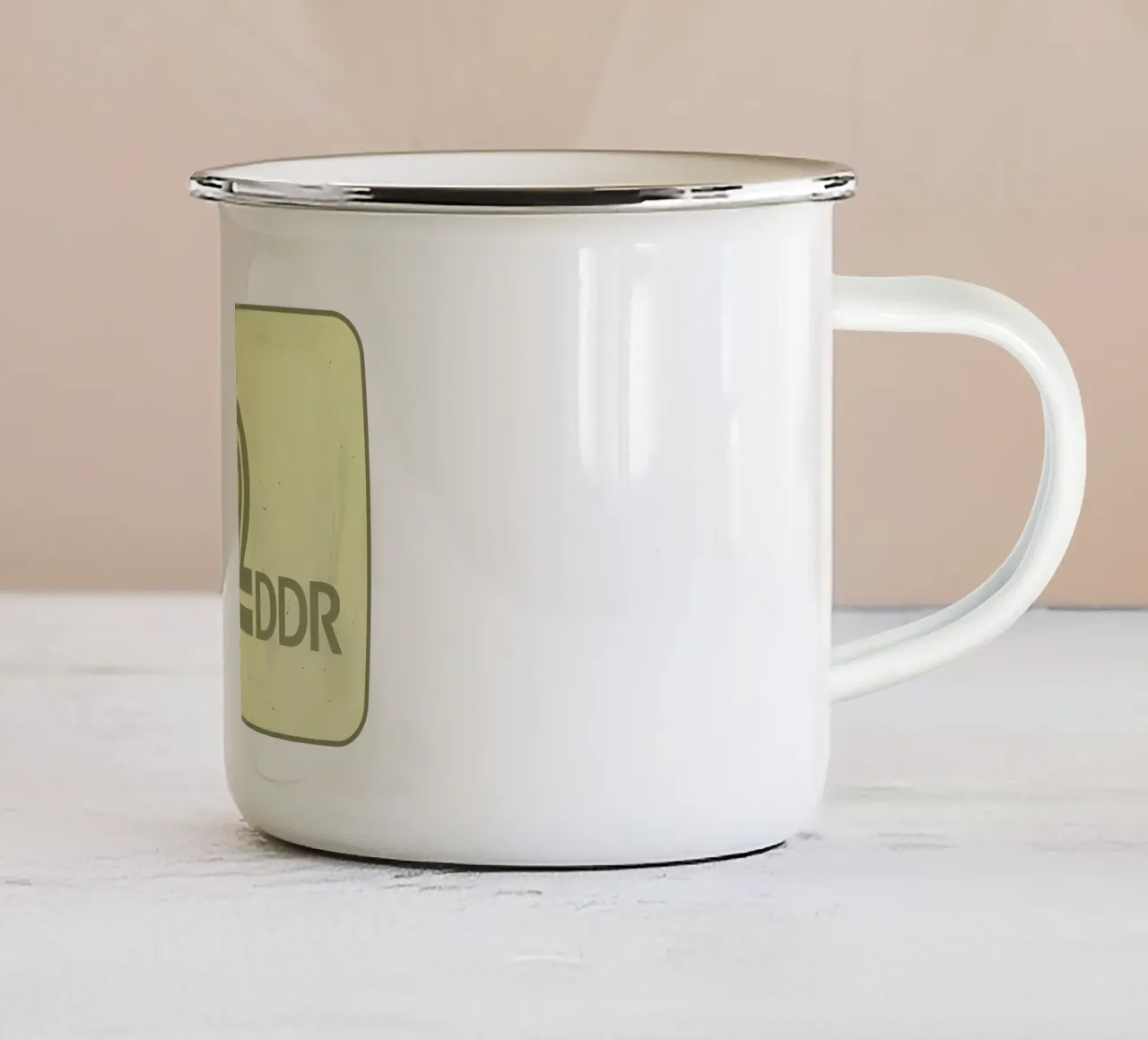 TV 2 DDR Emaille Tasse von DDR DESIGN