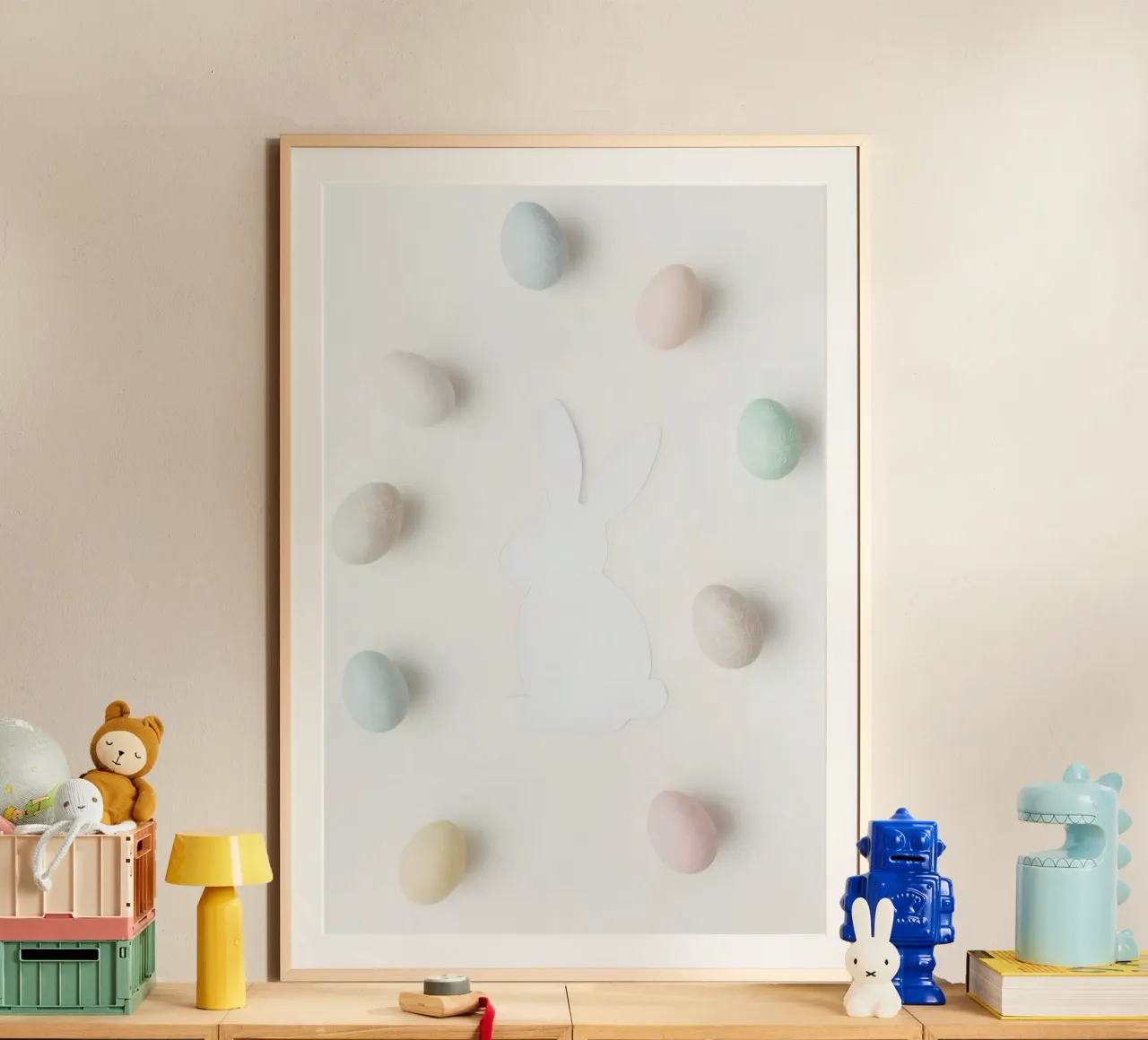 Uova di Pasqua e silhouette di coniglietto su sfondo bianco poster con telaio in legno da DesignDoodle