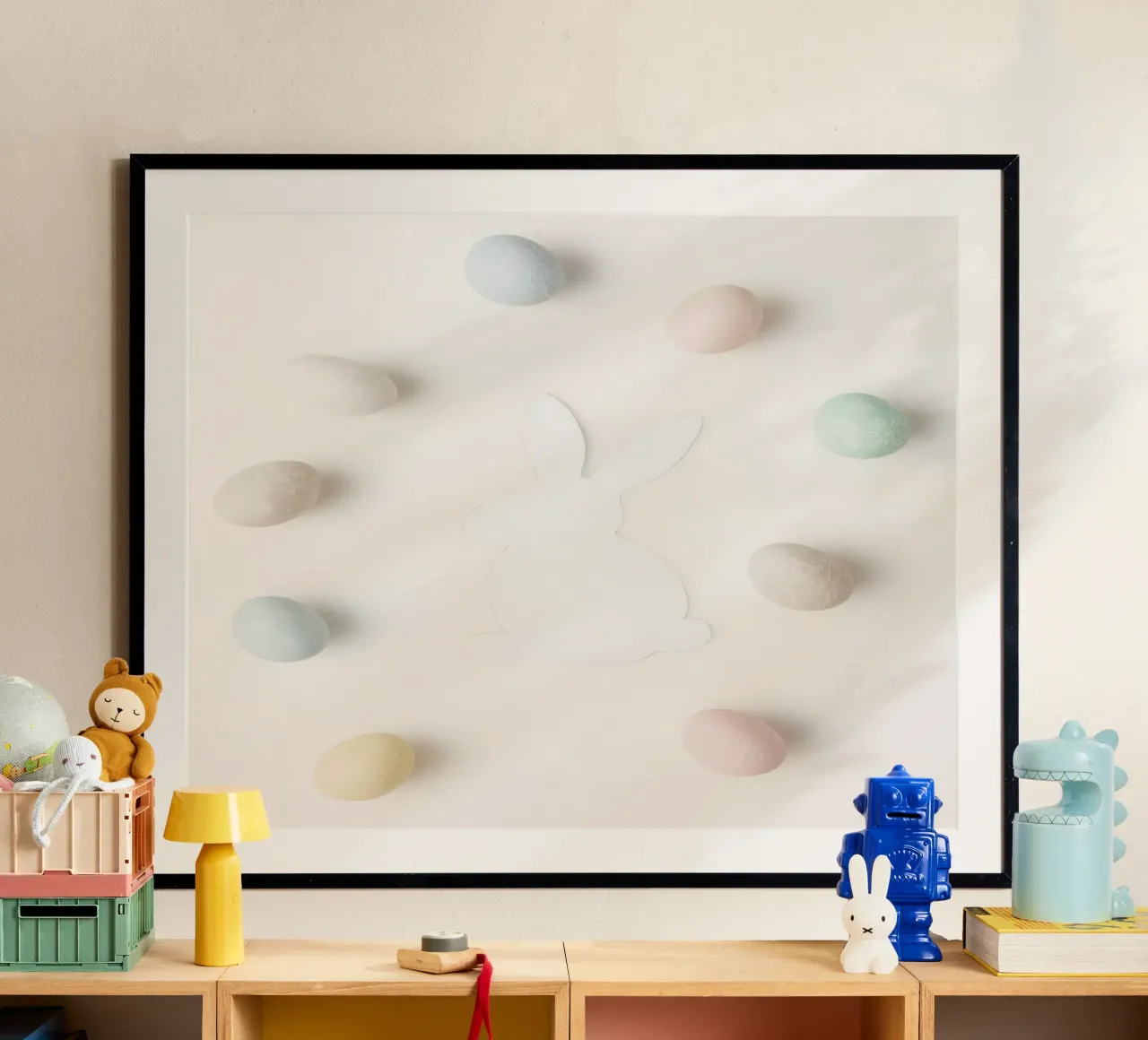 Uova di Pasqua e silhouette di coniglietto su sfondo bianco poster con telaio in legno da DesignDoodle