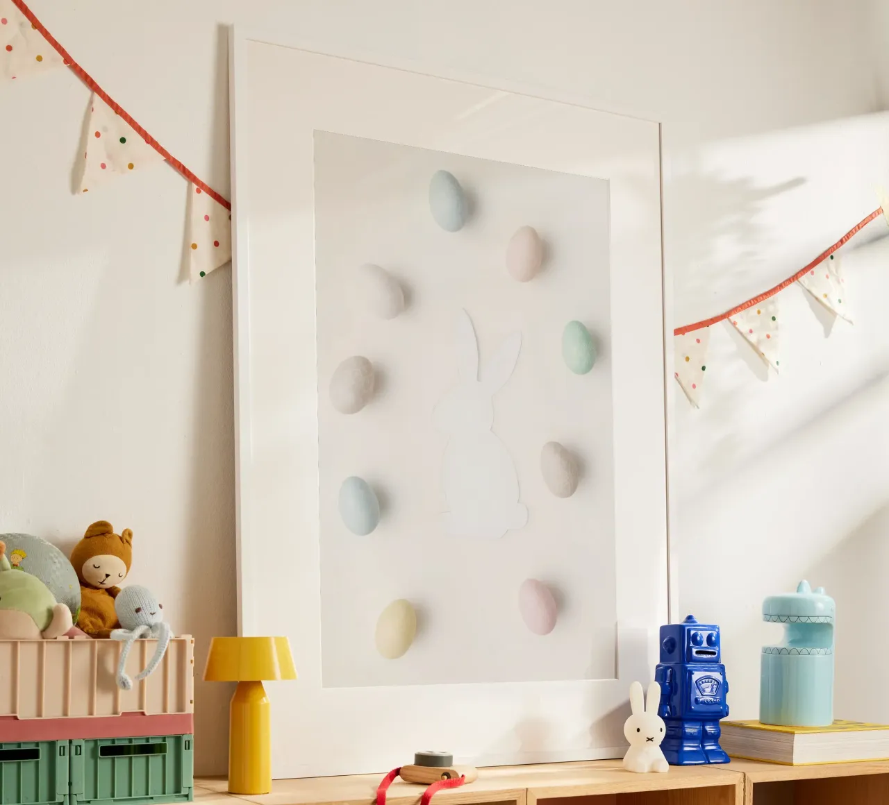 Uova di Pasqua e silhouette di coniglietto su sfondo bianco poster con telaio in legno da DesignDoodle