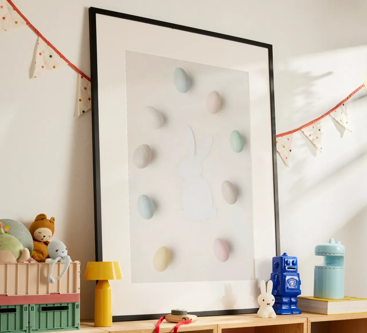 Uova di Pasqua e silhouette di coniglietto su sfondo bianco poster con telaio in legno da DesignDoodle