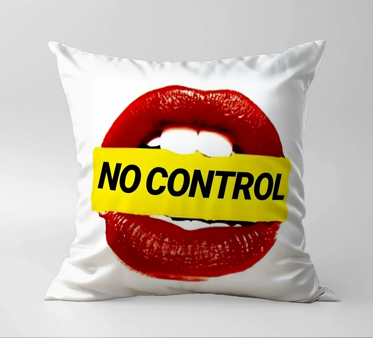 "NO CONTROL" cuscino da Type & Tape