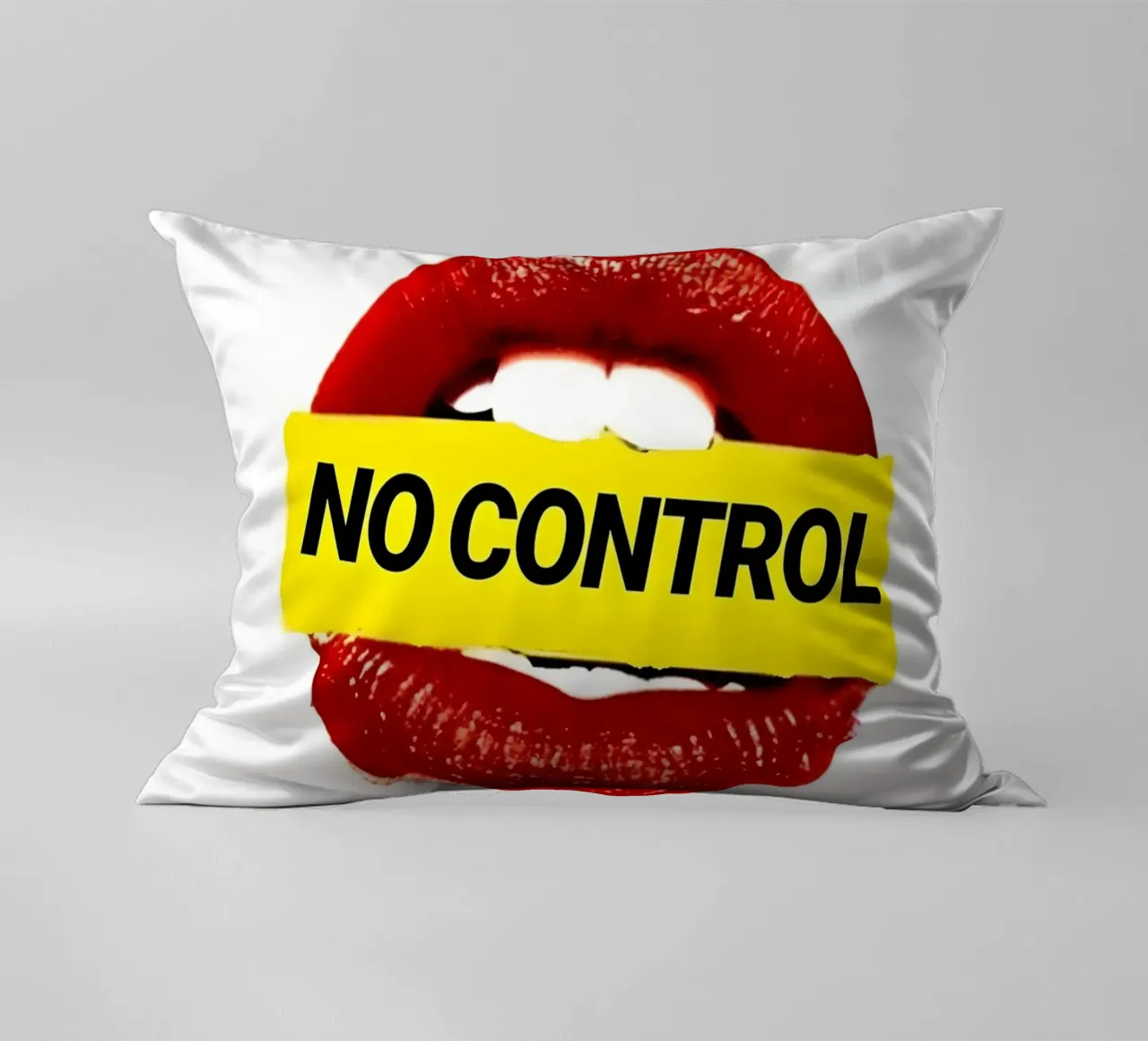 "NO CONTROL" cuscino da Type & Tape