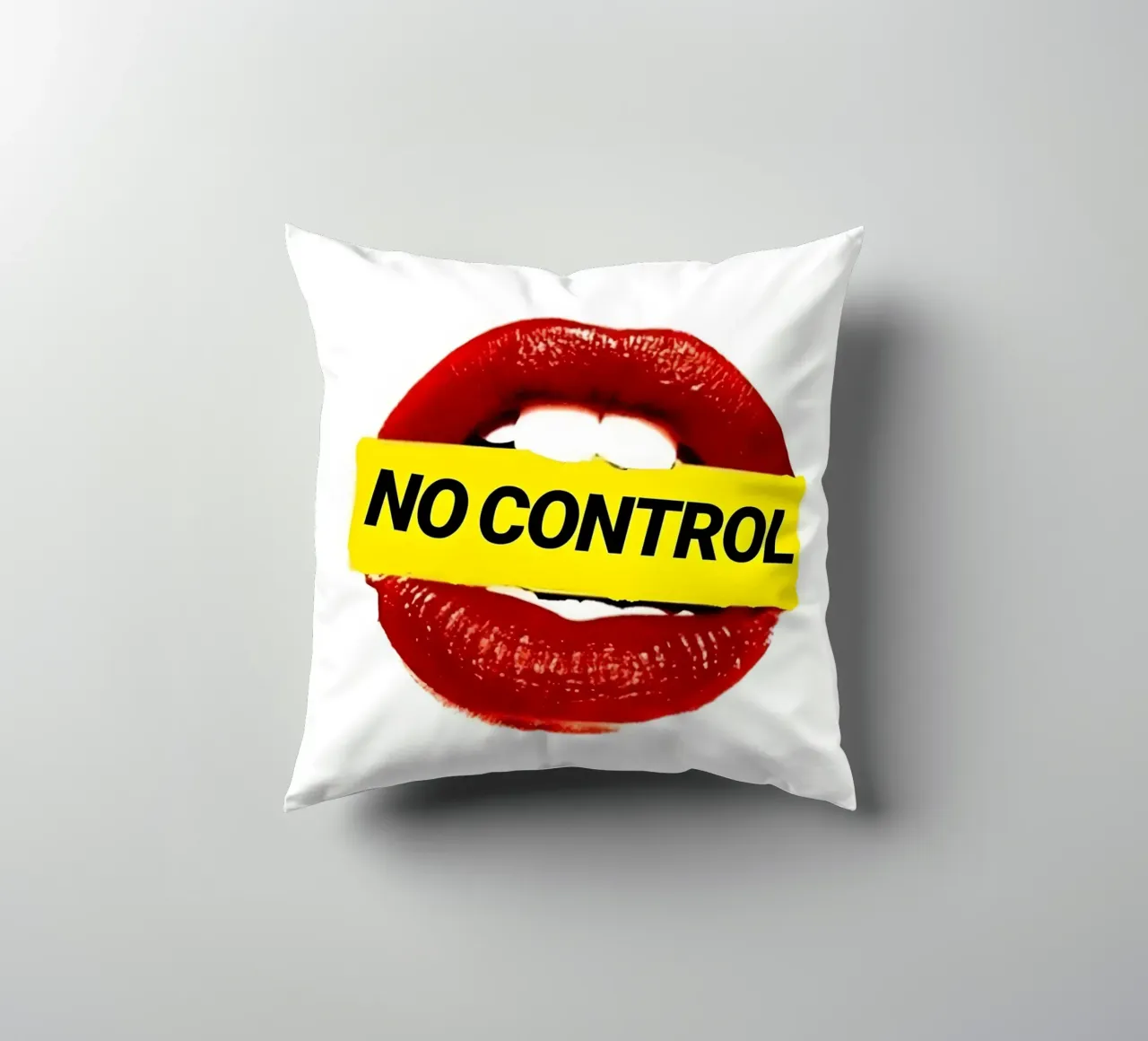 "NO CONTROL" cuscino da Type & Tape