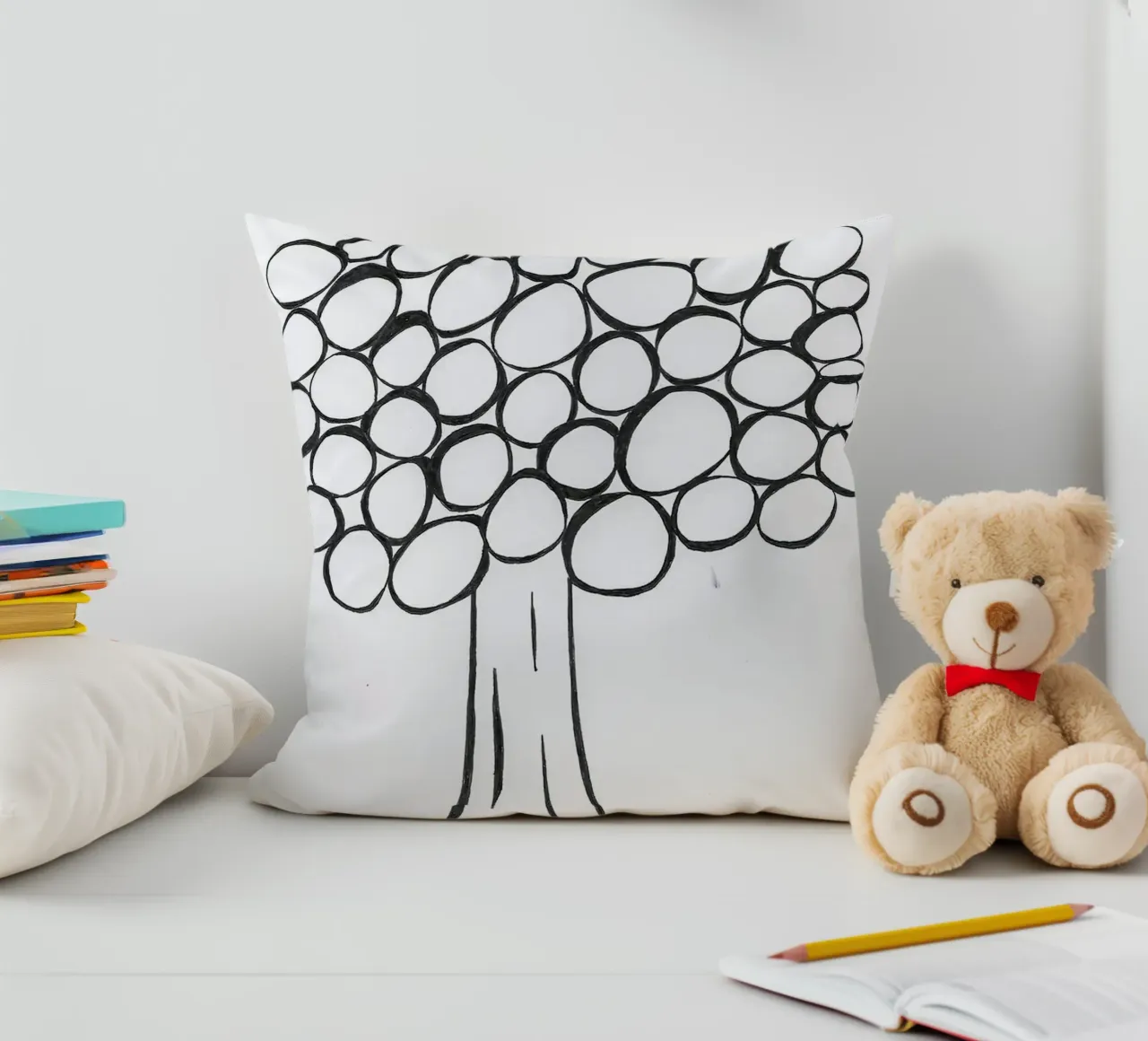 Albero in bianco e nero cuscino da Sabine Klein
