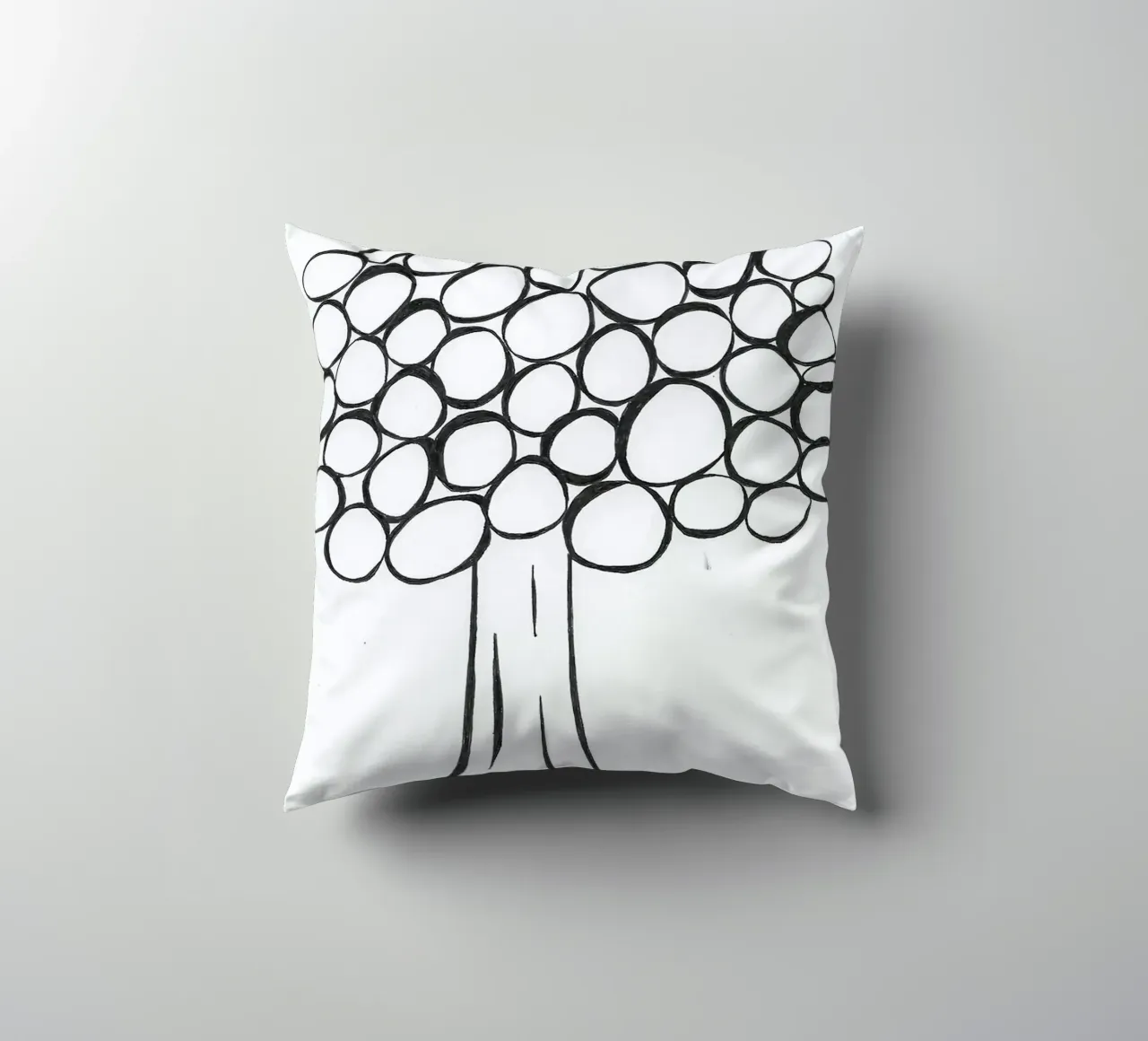 Albero in bianco e nero cuscino da Sabine Klein