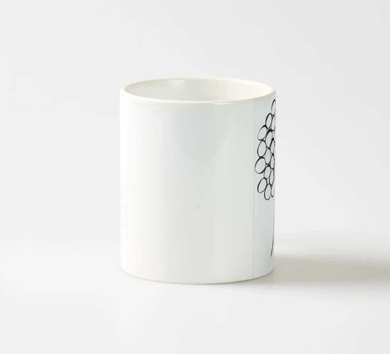 Albero in bianco e nero tazza in ceramica da Sabine Klein