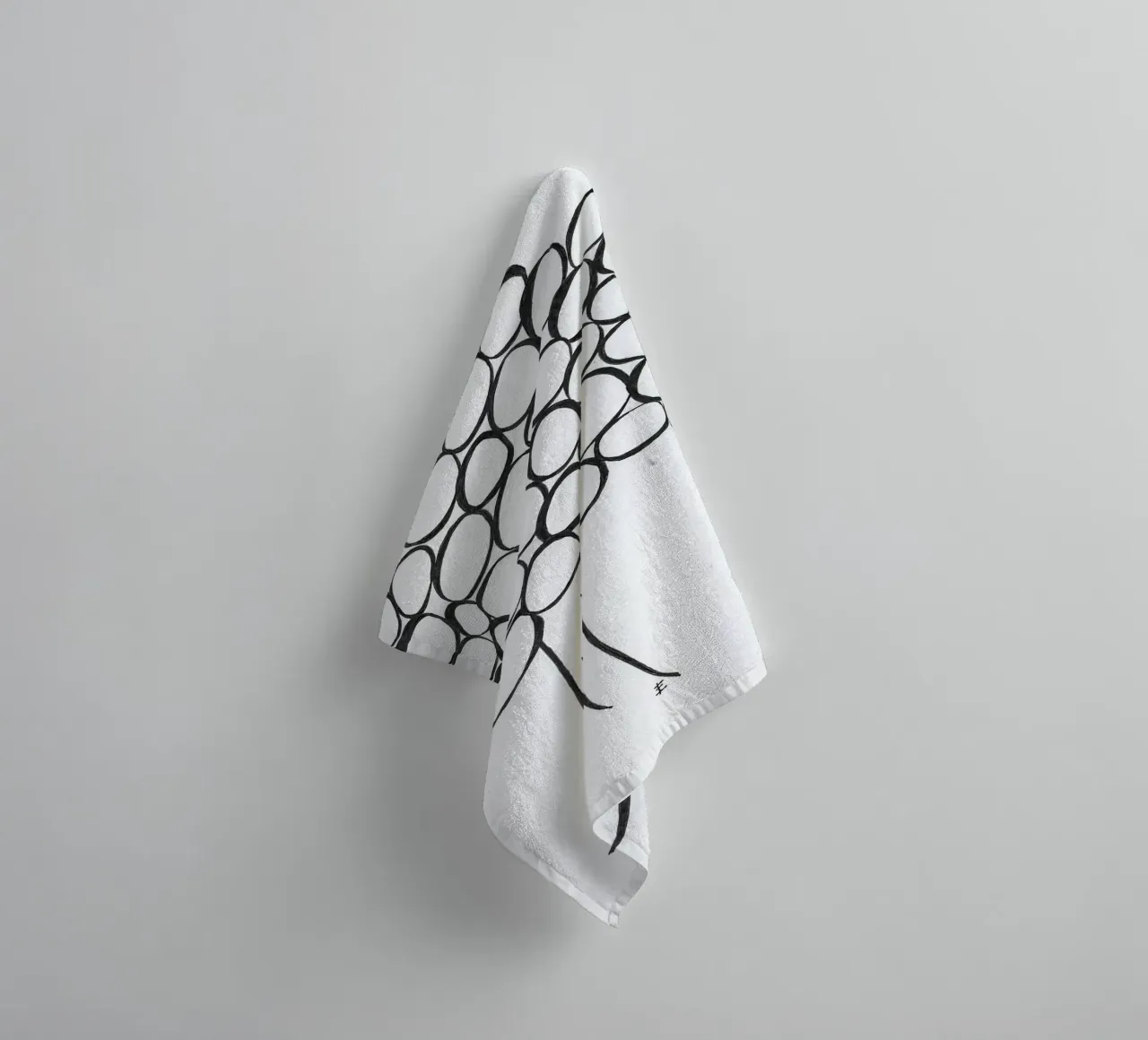 Albero in bianco e nero asciugamano da bagno da Sabine Klein