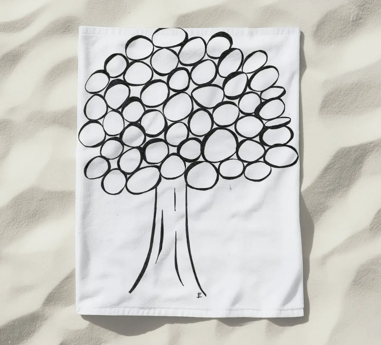 Albero in bianco e nero telo mare da Sabine Klein