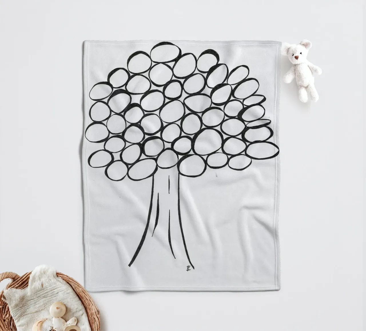 Albero in bianco e nero coperta in pile da Sabine Klein