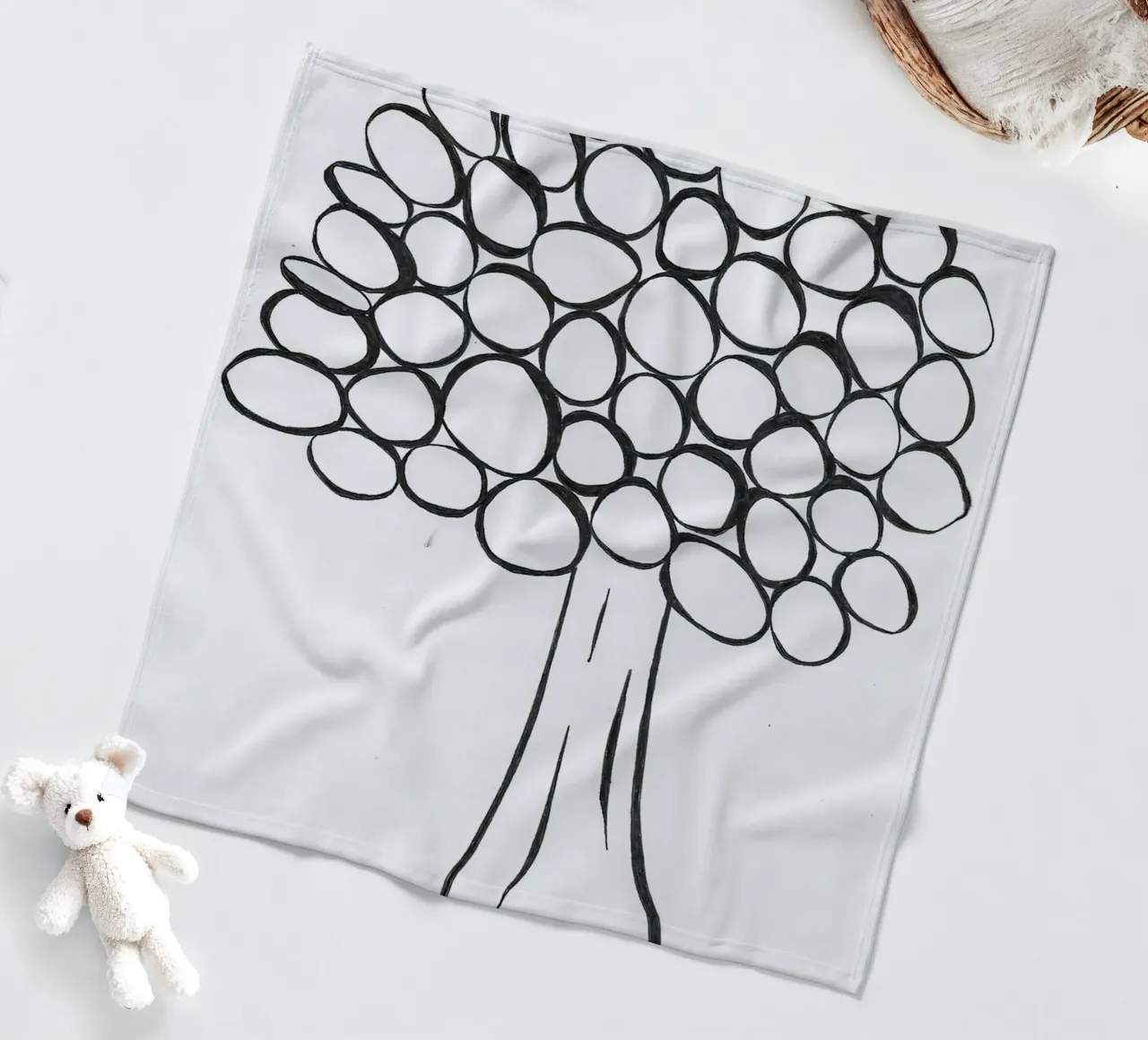 Albero in bianco e nero coperta in pile da Sabine Klein