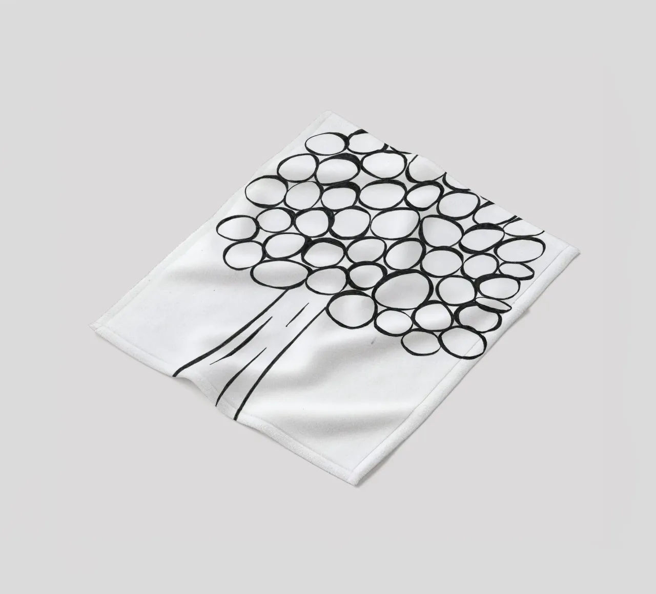 Albero in bianco e nero coperta in pile da Sabine Klein