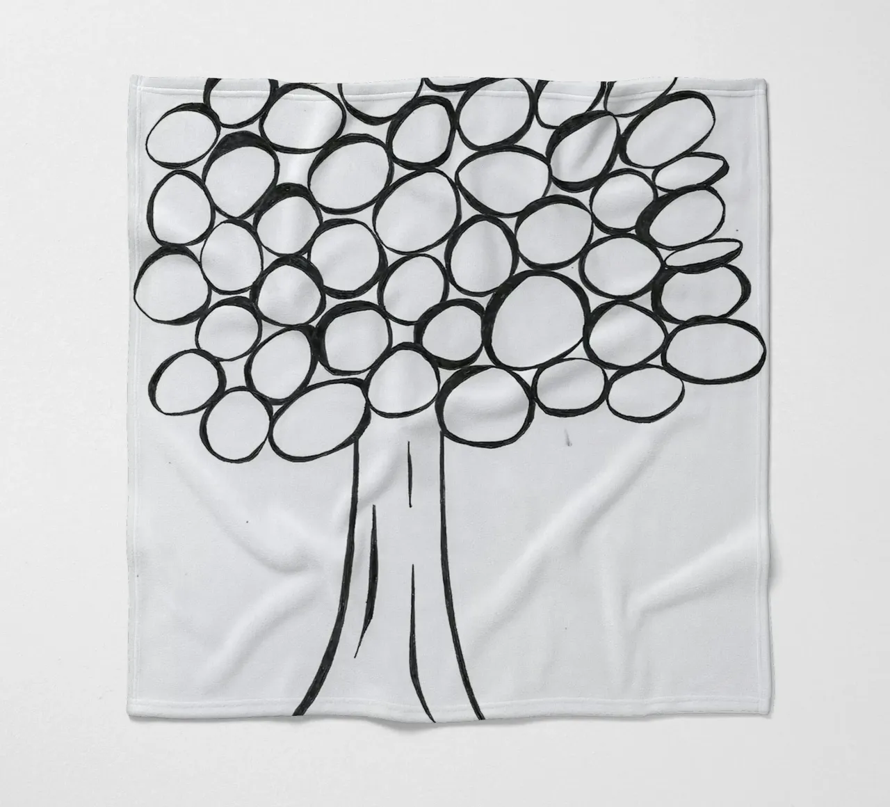 Albero in bianco e nero coperta in pile da Sabine Klein