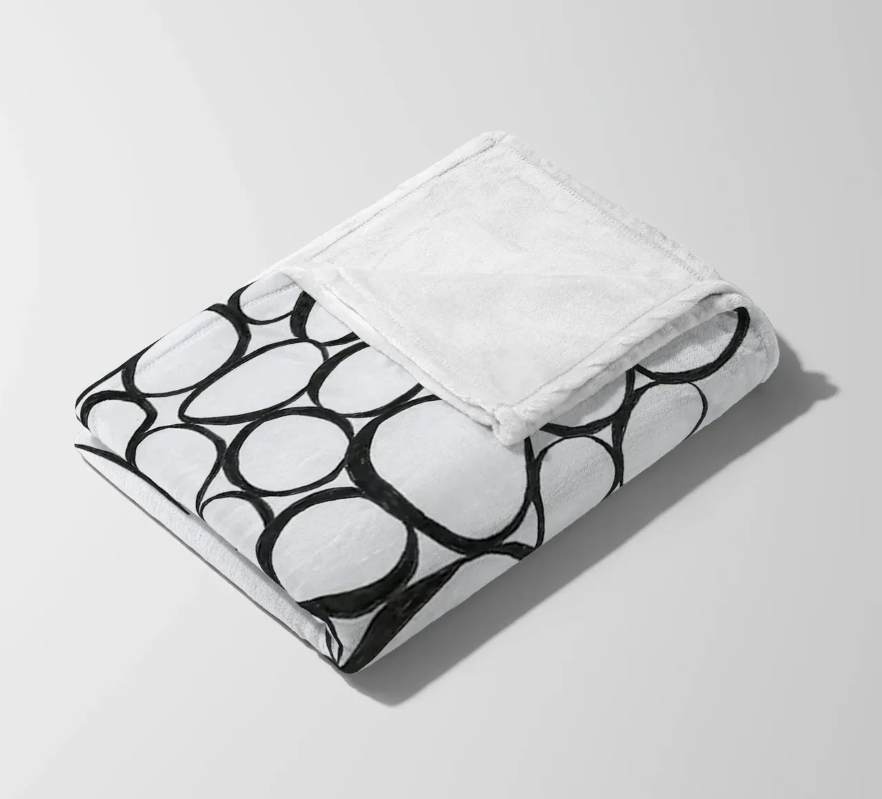 Albero in bianco e nero coperta in pile da Sabine Klein
