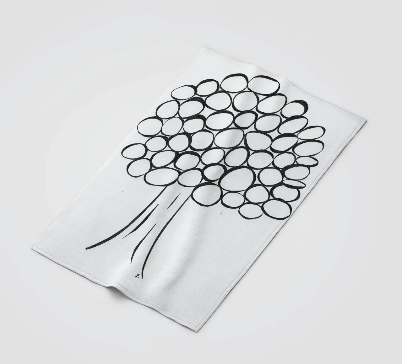 Albero in bianco e nero coperta in pile da Sabine Klein
