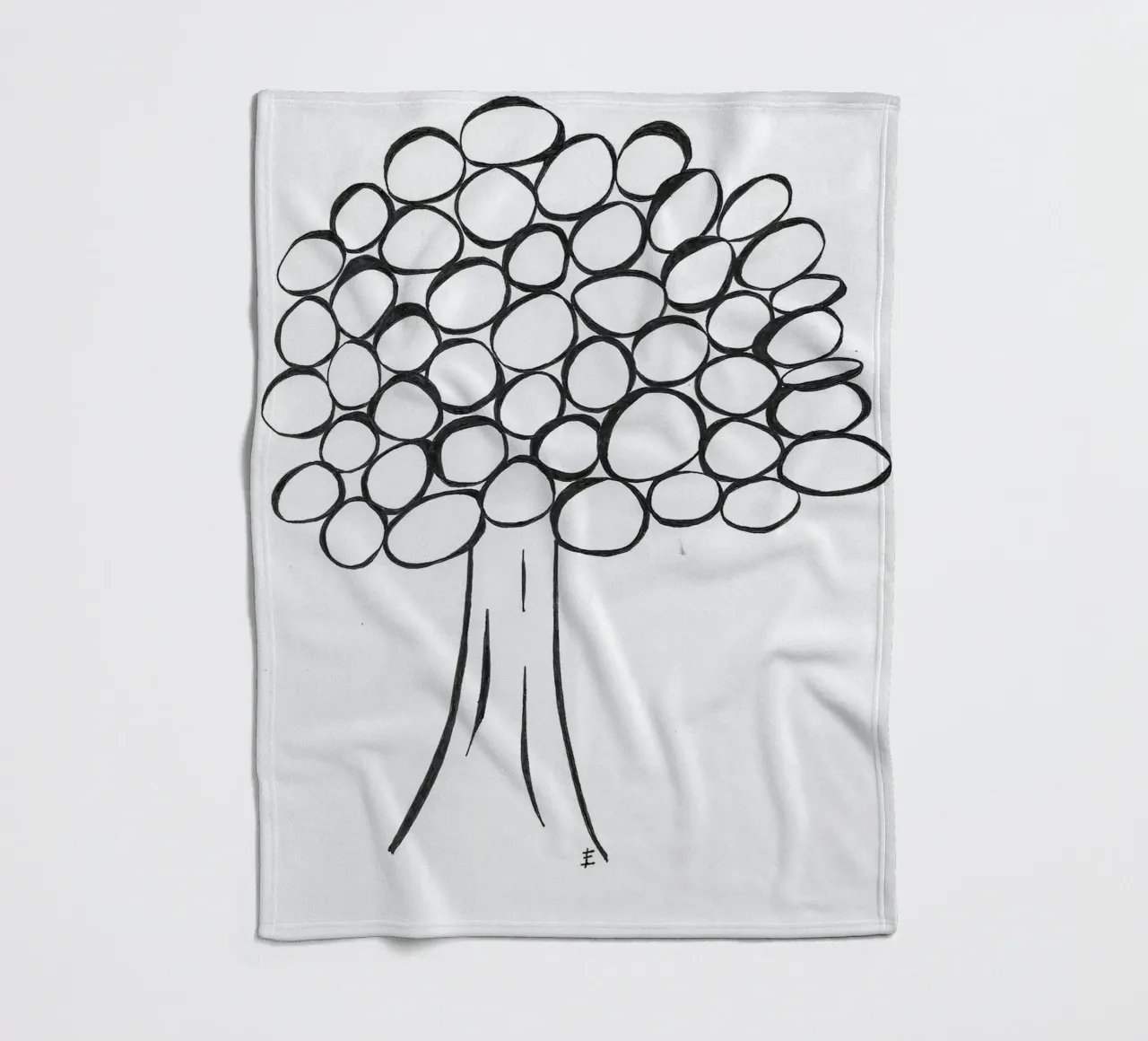 Albero in bianco e nero coperta in pile da Sabine Klein