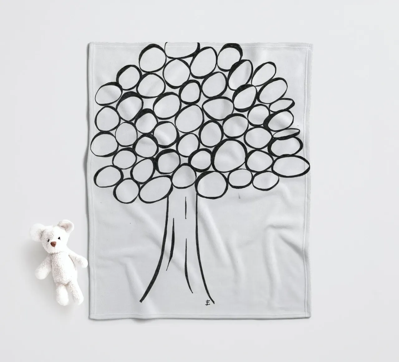 Albero in bianco e nero coperta in pile da Sabine Klein
