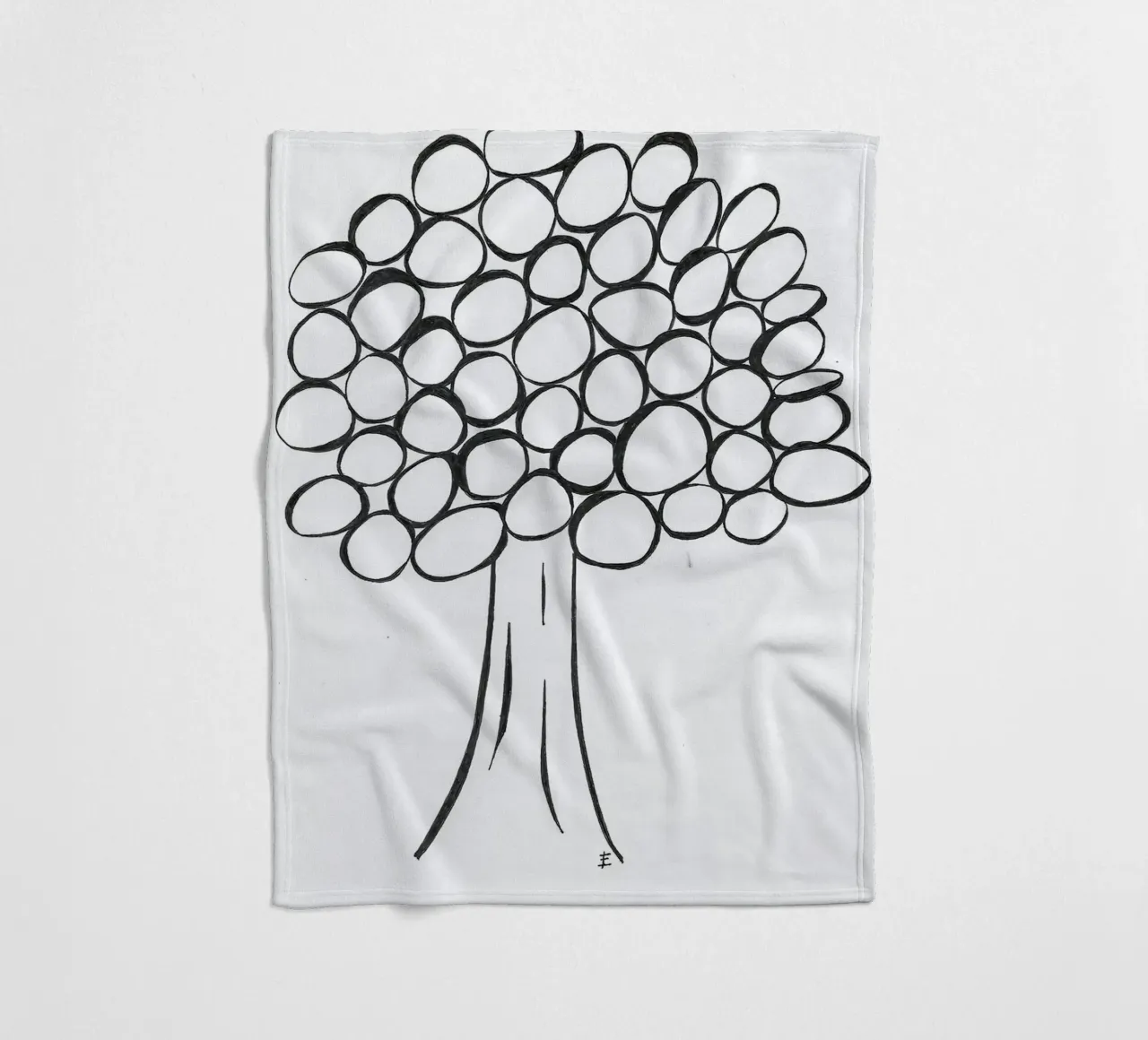 Albero in bianco e nero coperta in pile da Sabine Klein