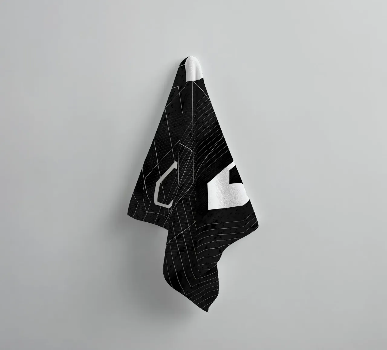 Geometrico in bianco e nero asciugamano da bagno da Sabine Klein