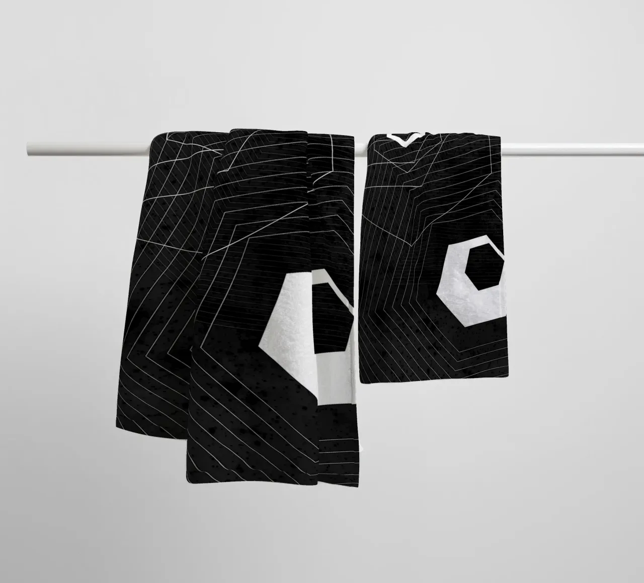 Geometrico in bianco e nero asciugamano da bagno da Sabine Klein