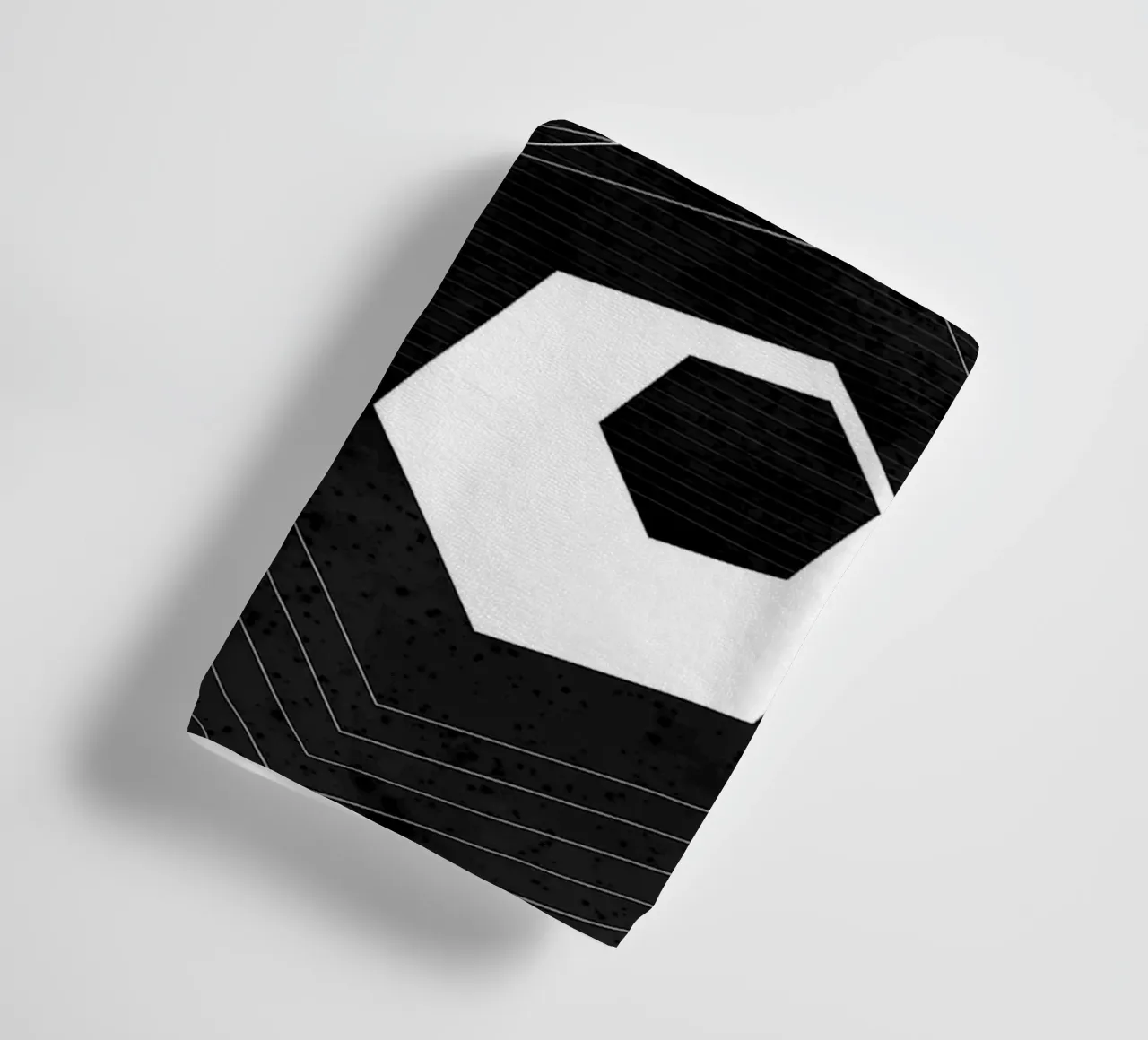 Geometrico in bianco e nero asciugamano da bagno da Sabine Klein