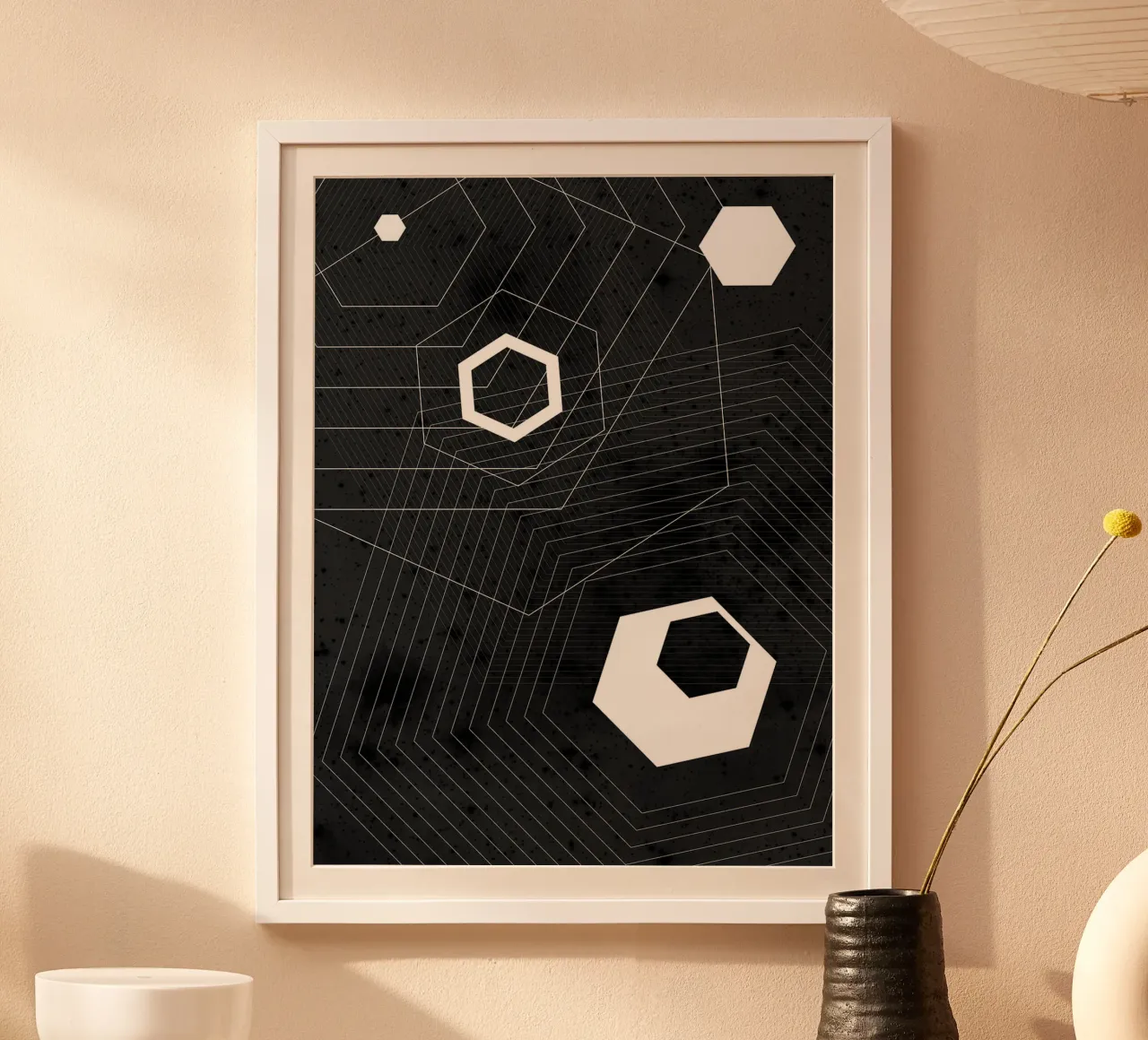 Geometrico in bianco e nero poster con telaio in legno da Sabine Klein