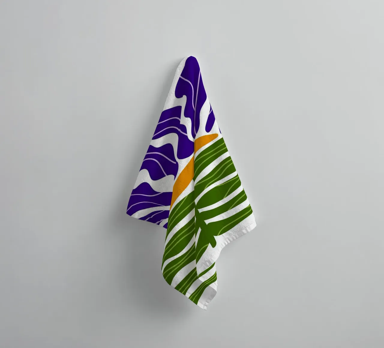 Ilustración abstracta de flores moradas y verdes toalla de baño de Sabine Klein