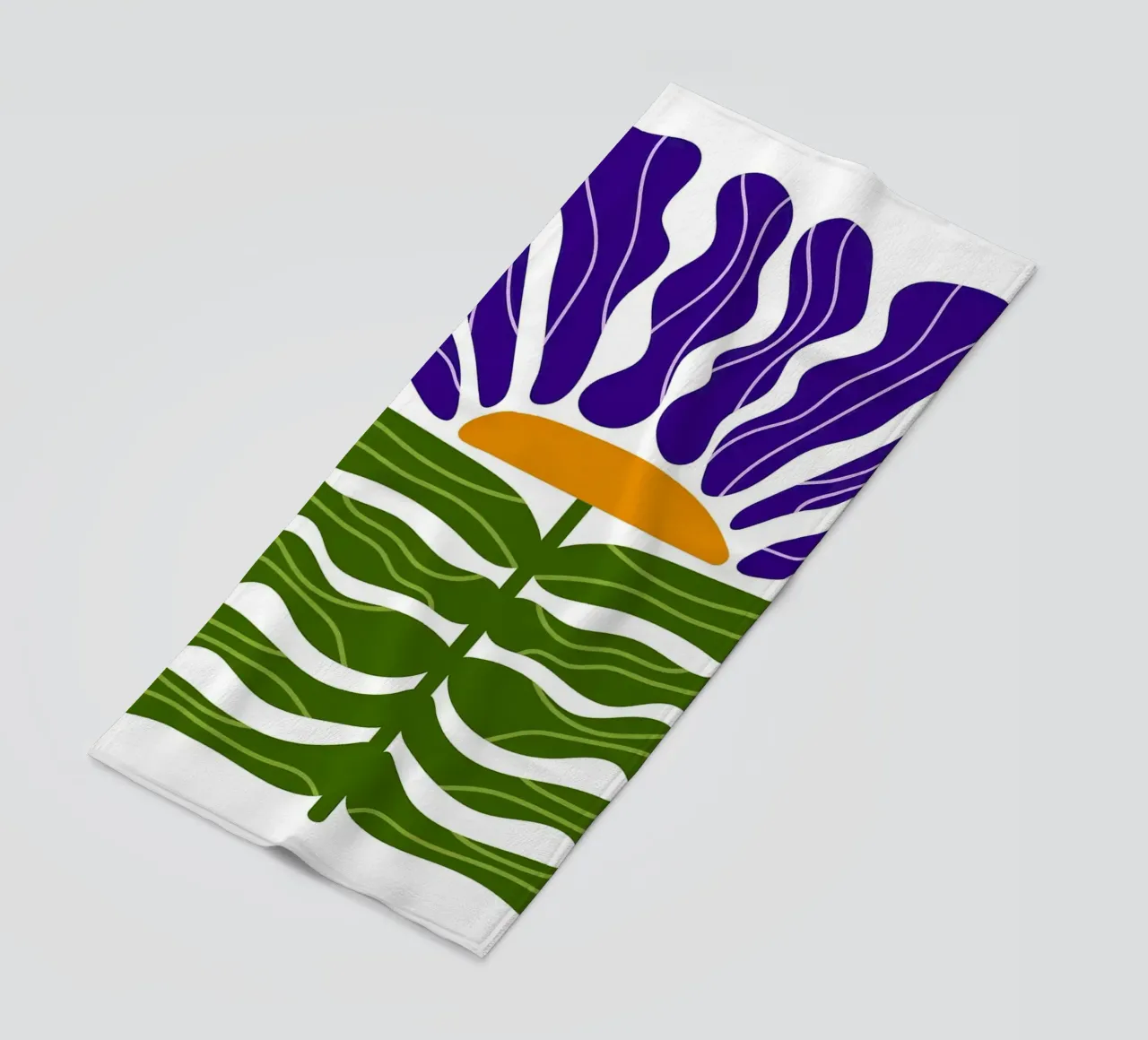 Ilustración abstracta de flores moradas y verdes toalla de playa de Sabine Klein
