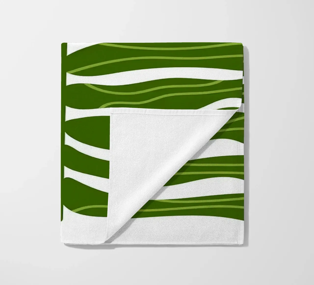 Ilustración abstracta de flores moradas y verdes toalla de playa de Sabine Klein