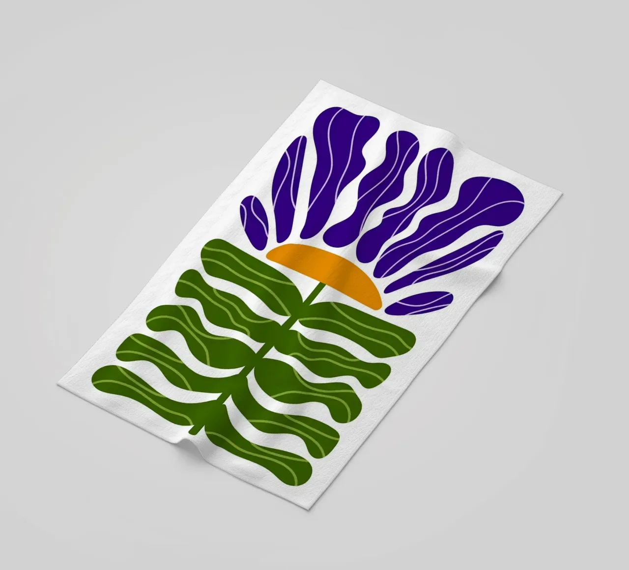 Ilustración abstracta de flores moradas y verdes toalla de playa de Sabine Klein