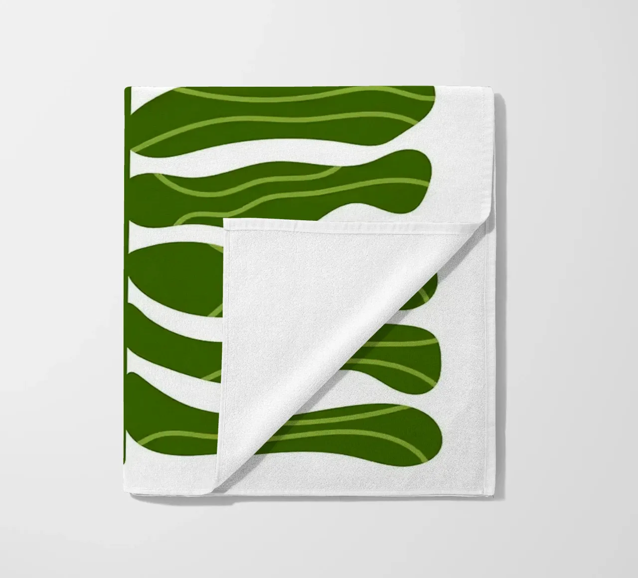 Ilustración abstracta de flores moradas y verdes toalla de playa de Sabine Klein