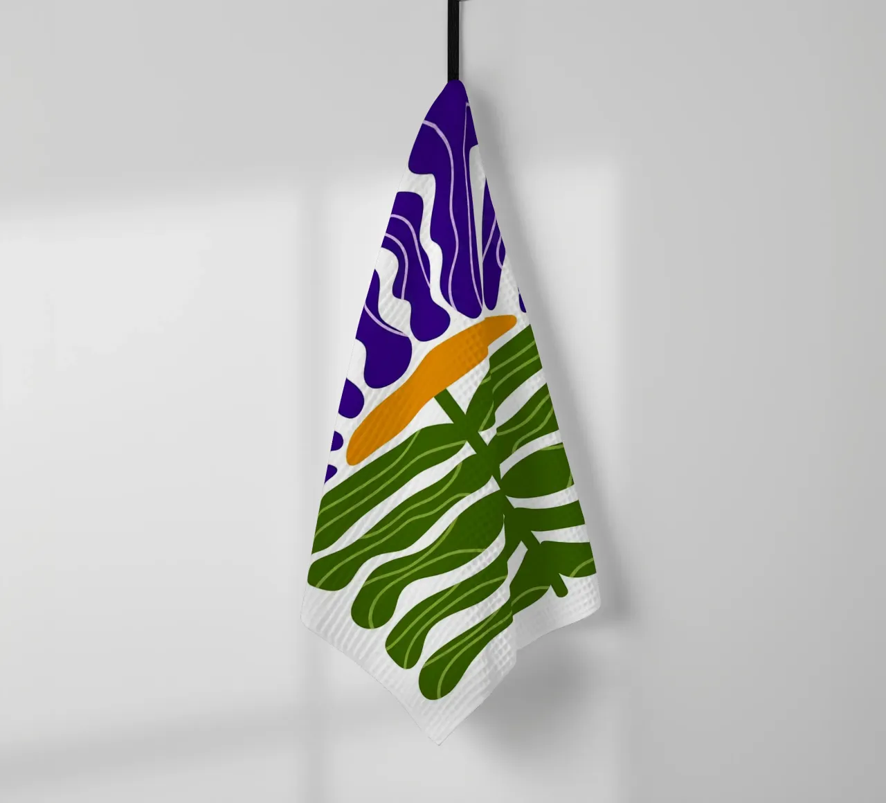 Ilustración abstracta de flores moradas y verdes paño de cocina de Sabine Klein