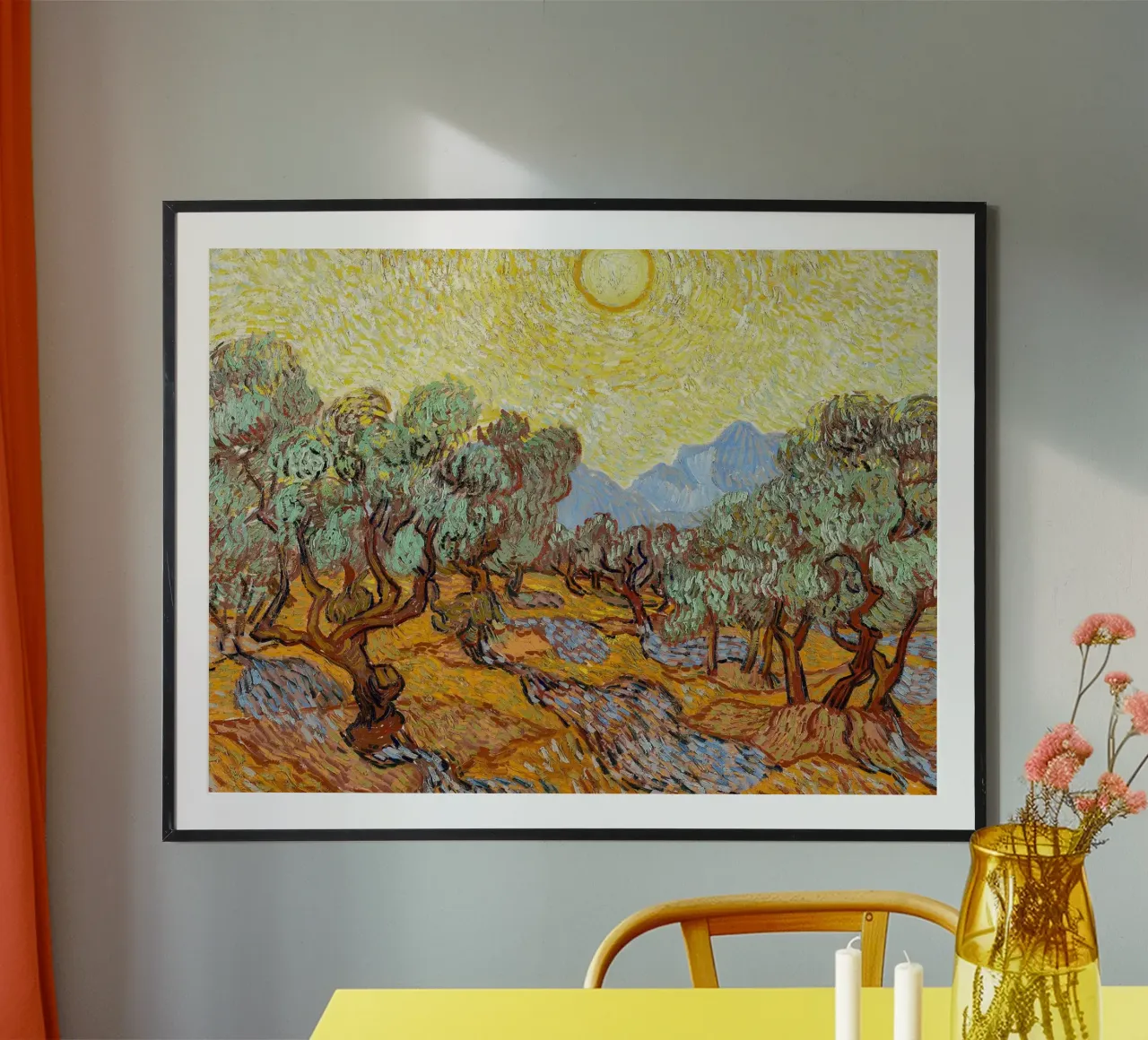 Alberi di ulivo con cielo e sole giallo poster con telaio in legno da Christopher Soto