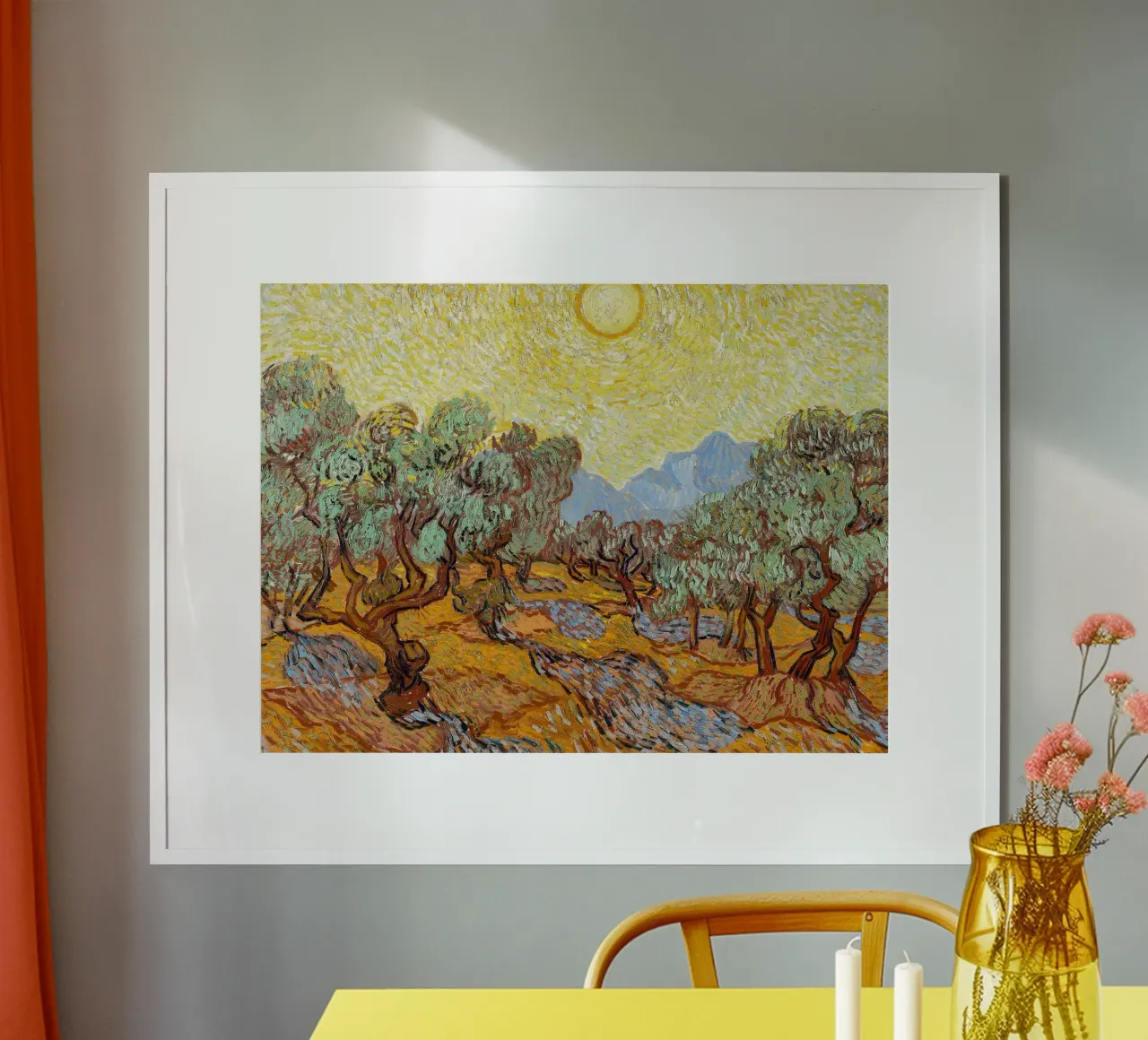 Alberi di ulivo con cielo e sole giallo poster con telaio in legno da Christopher Soto