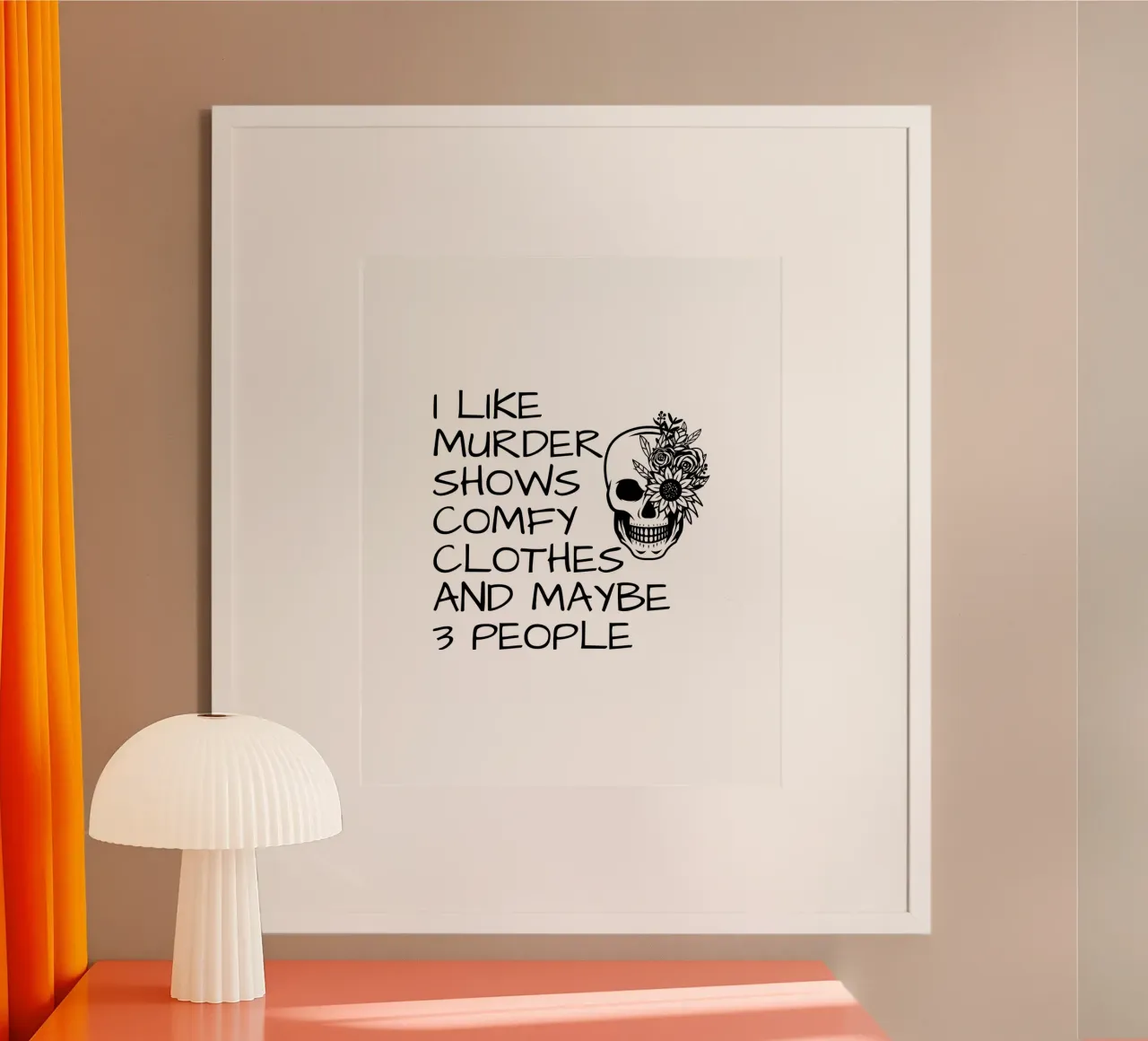 MI PIACCIONO GLI SPETTACOLI CON DELITTO CON VESTITI COMODI E FORSE 3 PERSONE poster con telaio in legno da ArtDesign by KBK