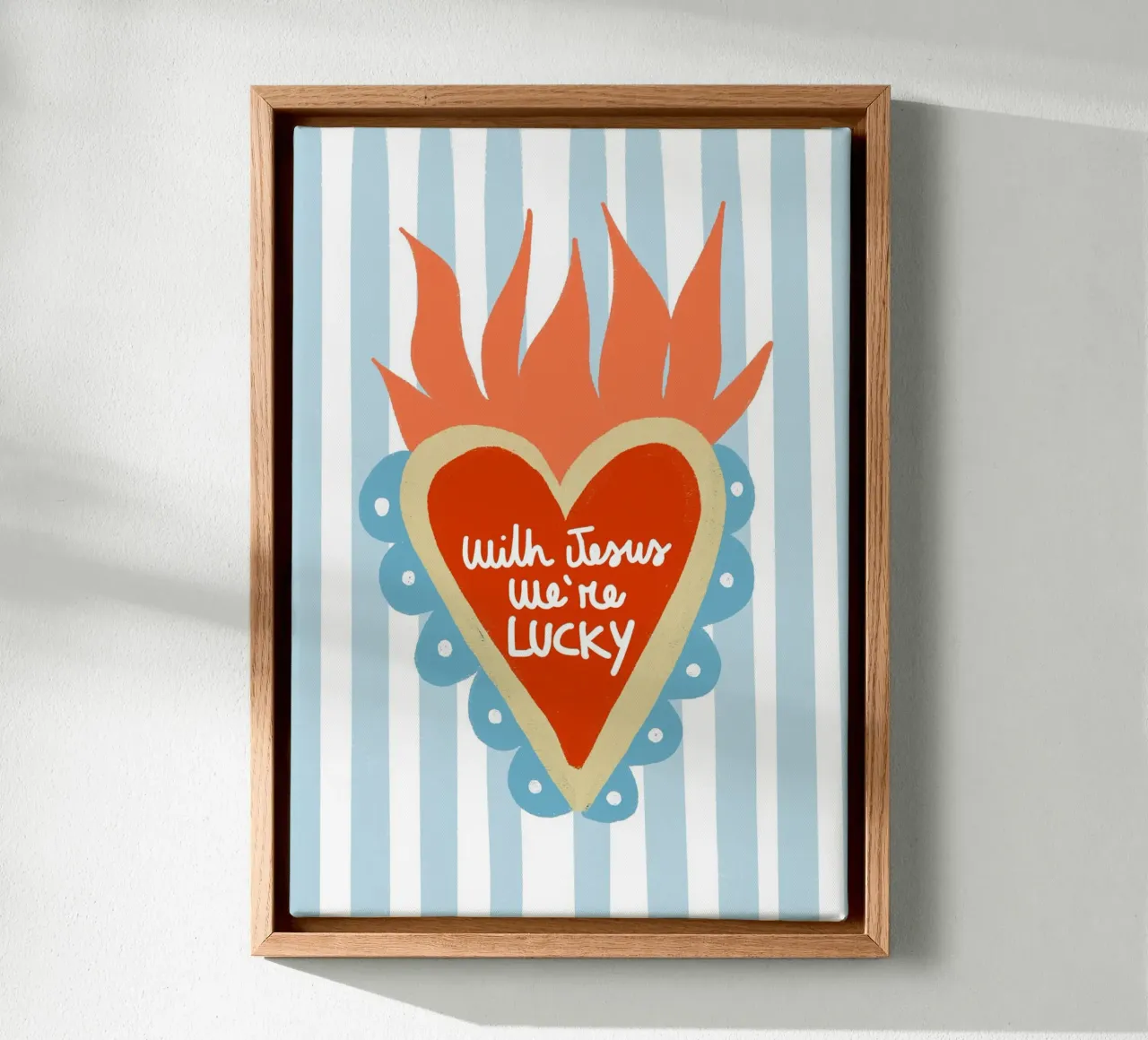 Con Jesús tenemos suerte - Folk Art Póster Sagrado Corazón lienzo con Marco flotante de vintagepod