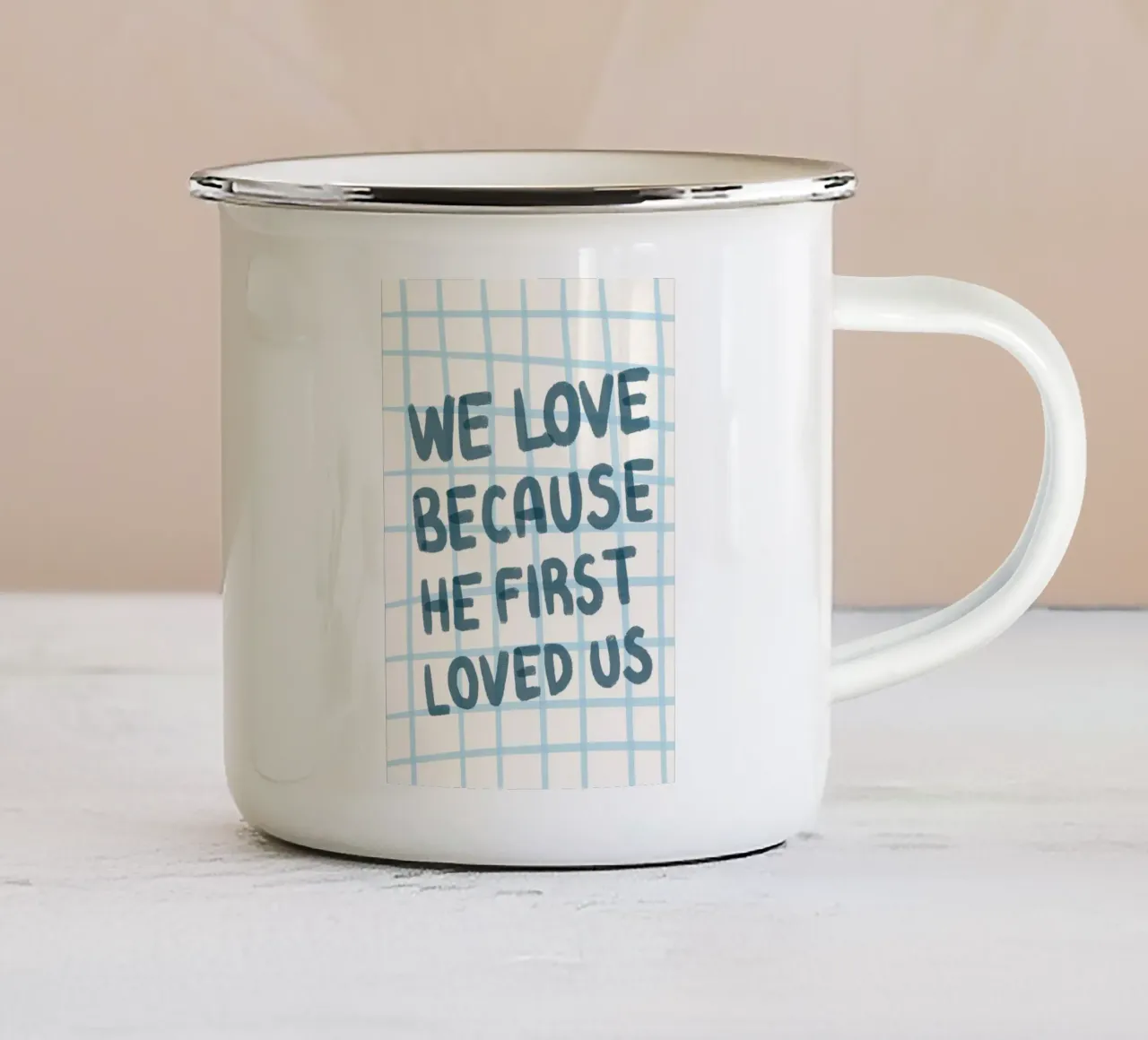 Wir lieben, weil er uns zuerst liebte - Kunstdruck Emaille Tasse von vintagepod