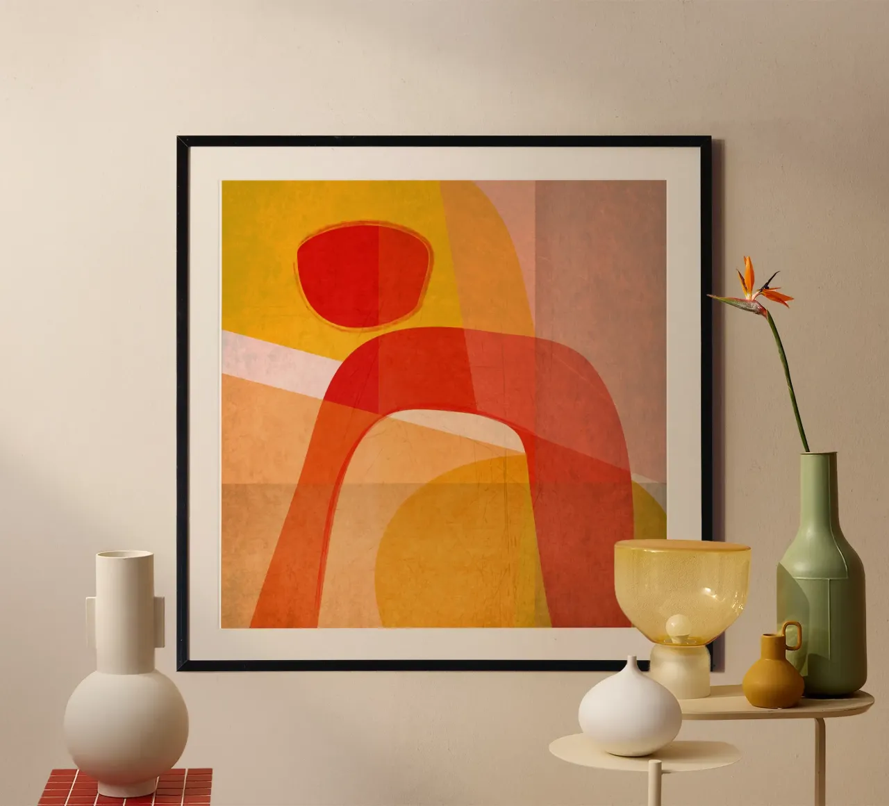 Figura rossa su giallo poster con telaio in plastica da MirimoArt