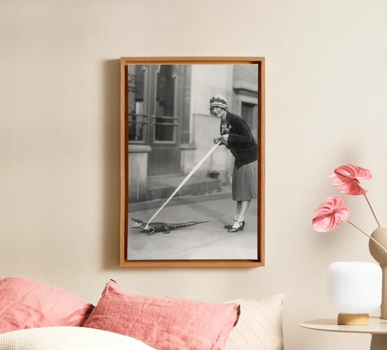 Flapper en baby alligator, zwart-wit oude foto canvas met Baklijst van Vibrant Vintage Prints
