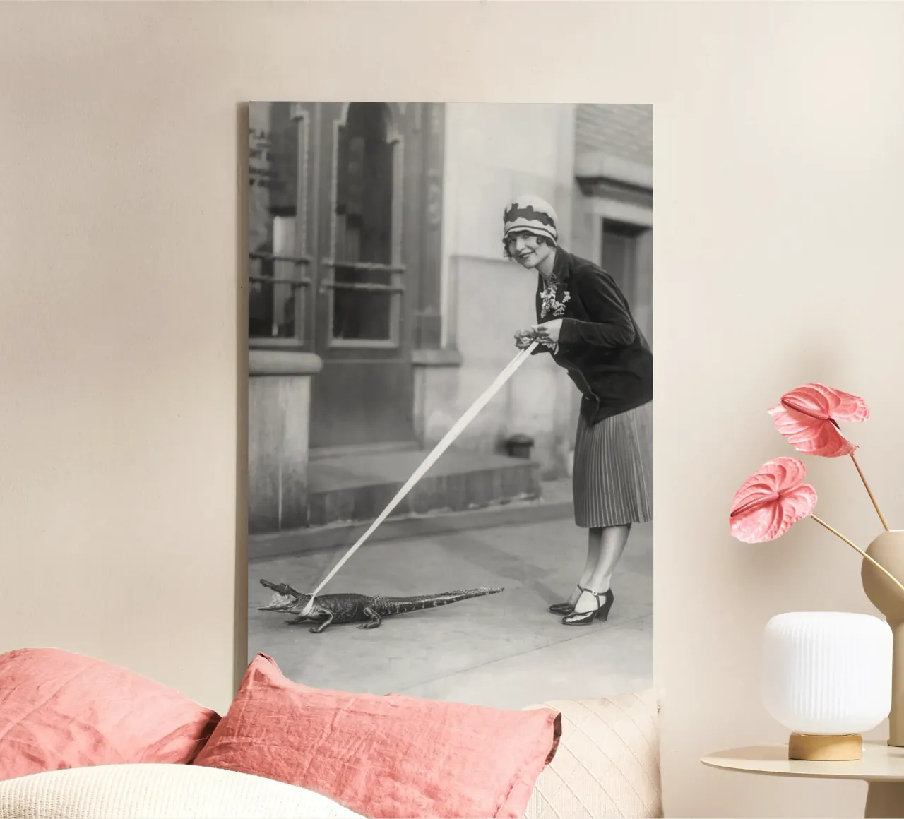 Flapper en baby alligator, zwart-wit oude foto canvas met Baklijst van Vibrant Vintage Prints