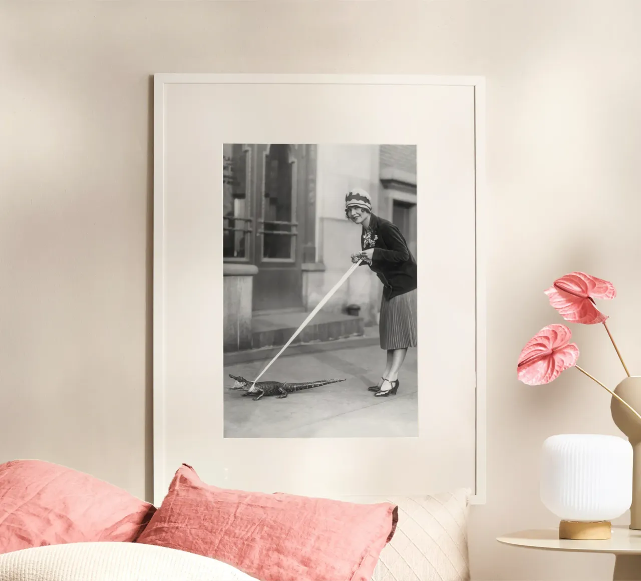 Flapper e cucciolo di alligatore, foto d'epoca in bianco e nero poster con telaio in plastica da Vibrant Vintage Prints