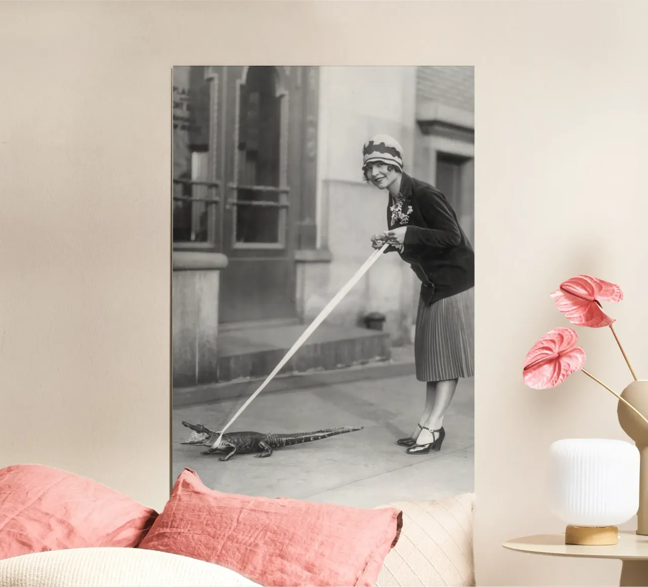 Flapper e cucciolo di alligatore, foto d'epoca in bianco e nero poster con telaio in plastica da Vibrant Vintage Prints