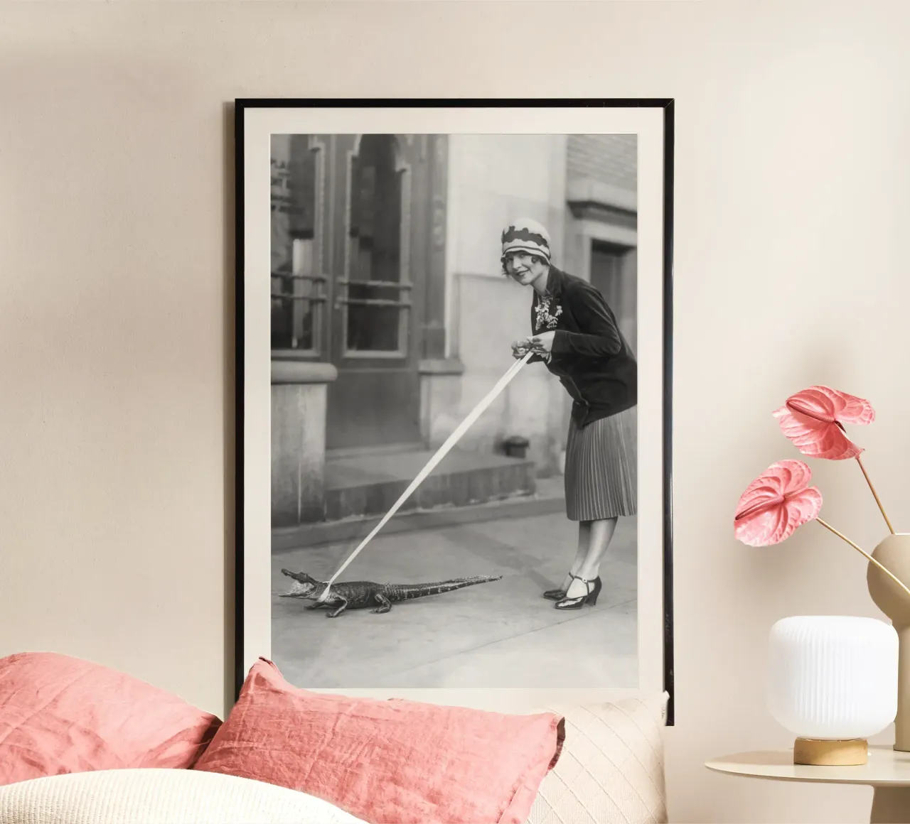 Flapper e cucciolo di alligatore, foto d'epoca in bianco e nero poster con telaio in plastica da Vibrant Vintage Prints